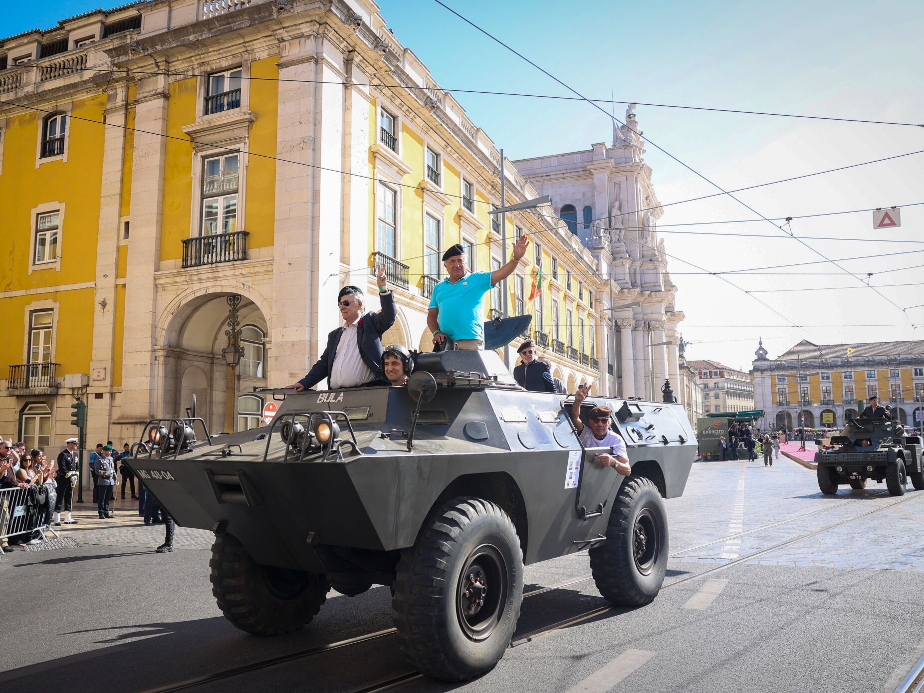 Heróis anónimos e viaturas militares voltam à rua em Santarém e em Lisboa para recriação da revolução