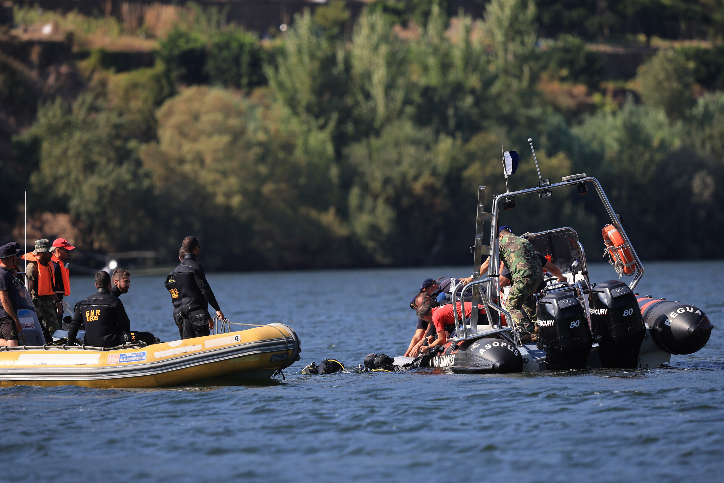 Diving Resumes in Douro River to Recover Key Helicopter Parts After Tragic Crash