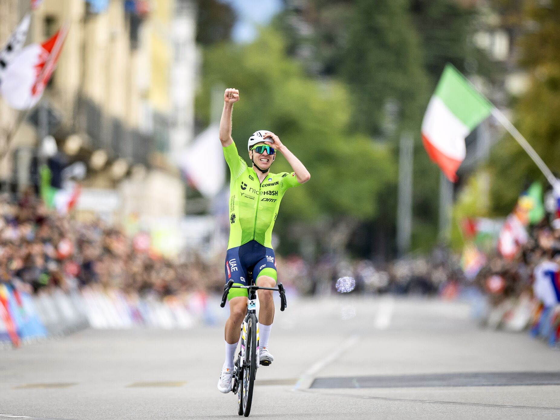 Esloveno Tadej Pogacar é o novo campeão mundial de fundo após ataque a 100 km da meta