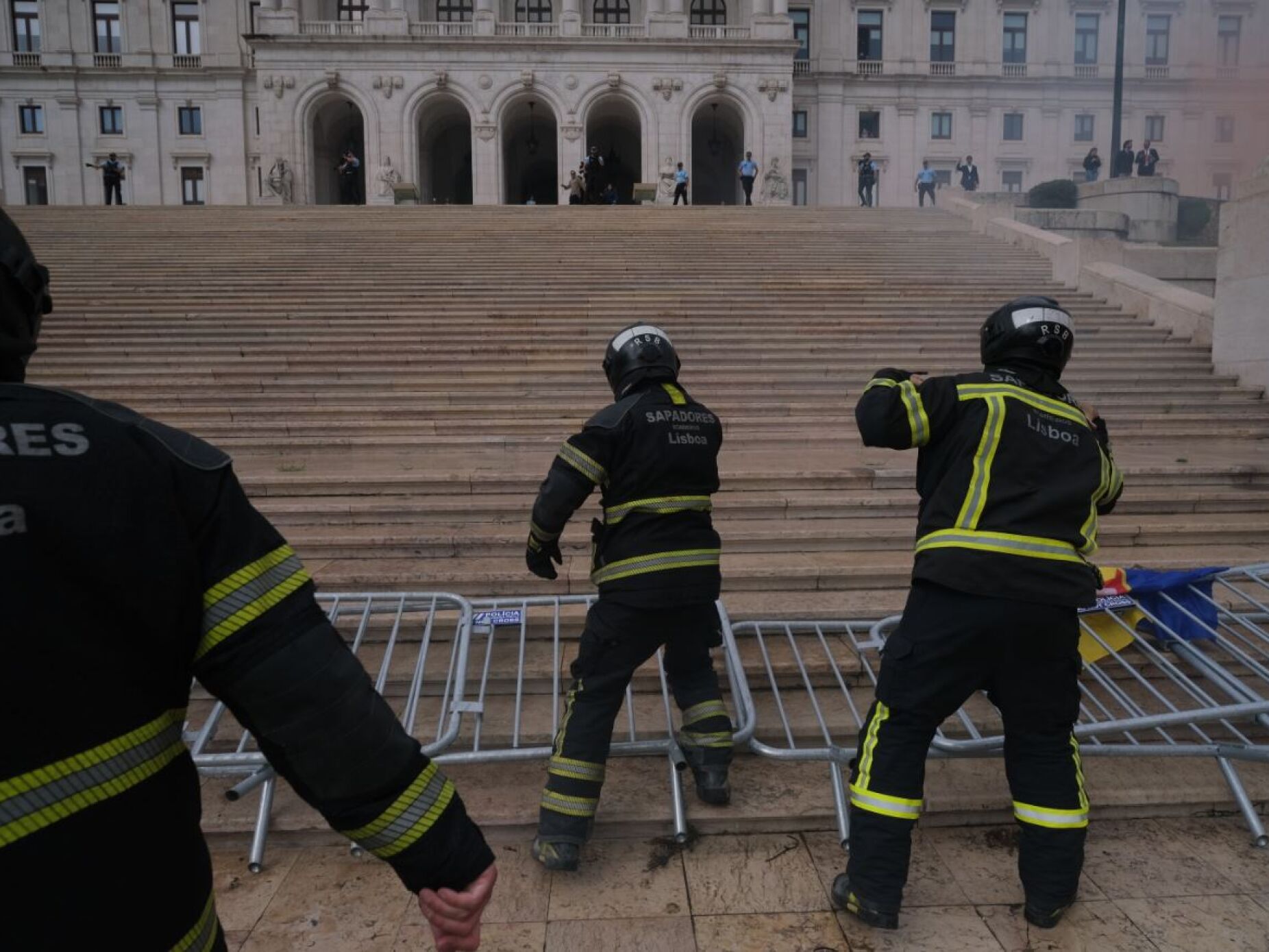 Liga dos bombeiros anuncia protestos para 2025 caso Governo não responda a reivindicações