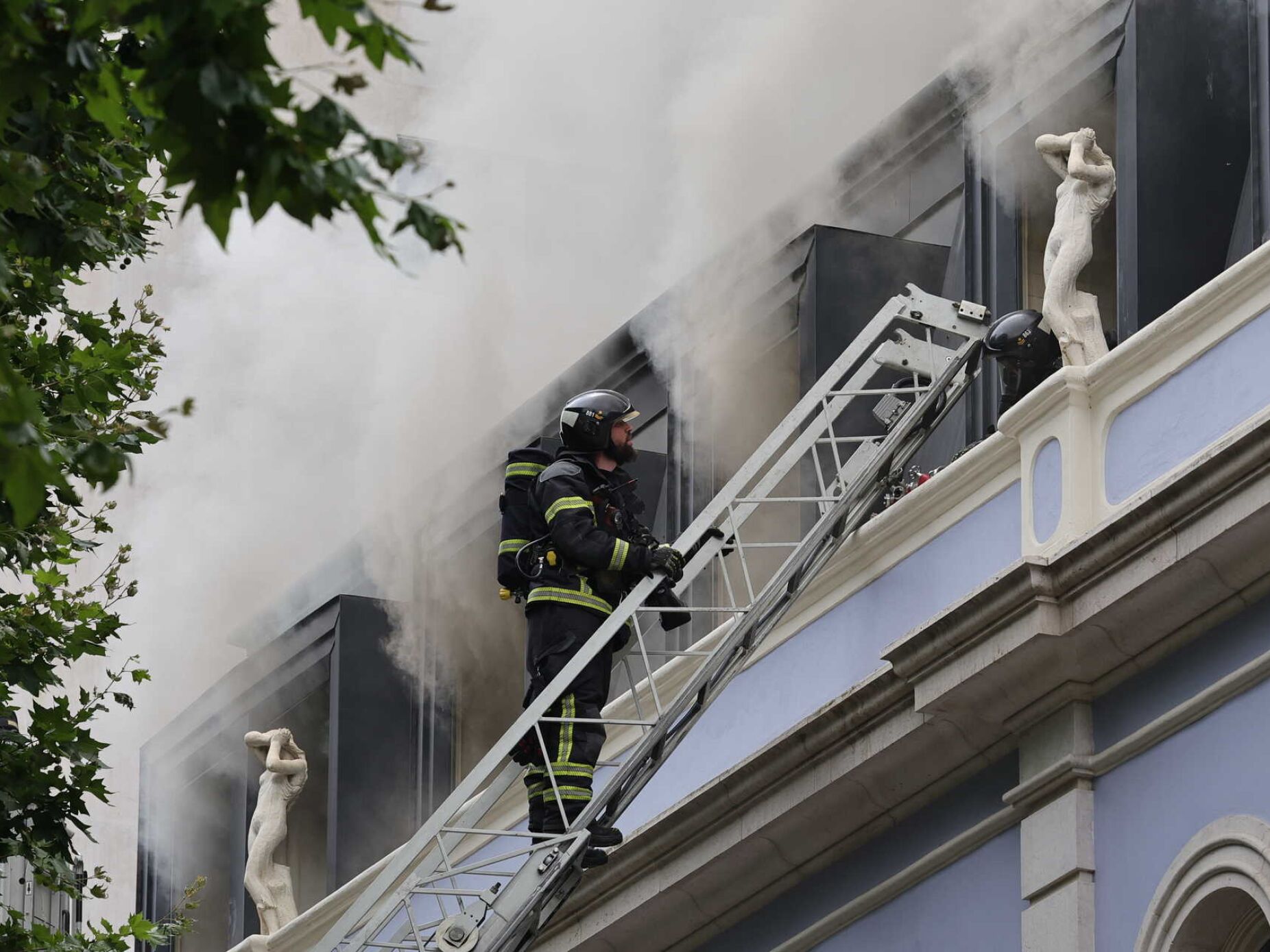 Incêndio em hotel em construção em Lisboa propaga-se e obriga a mais meios