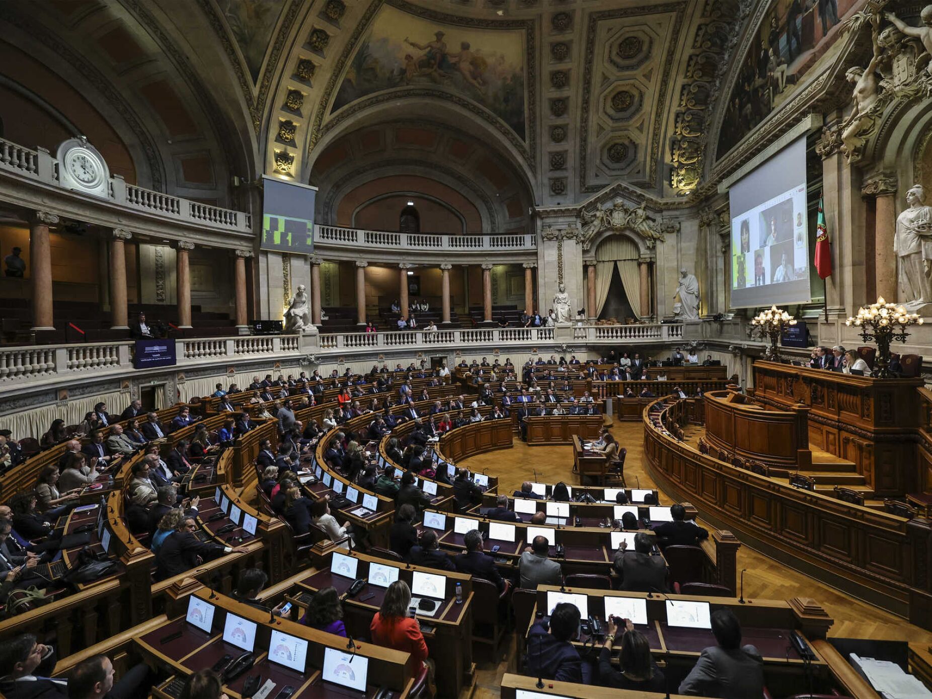 Oposição chumba redução das taxas do IRS da AD e aprova proposta do PS