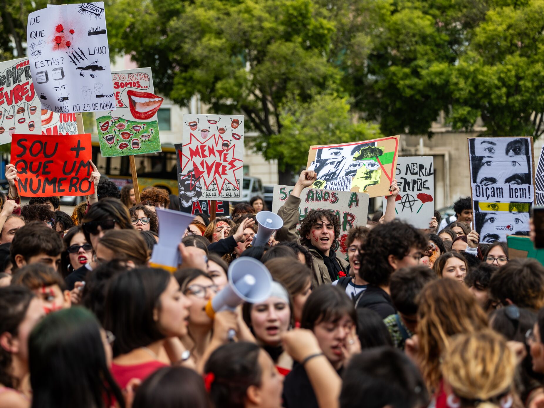 Dezenas de alunos recuperam palavras de ordem de há 50 anos em Lisboa