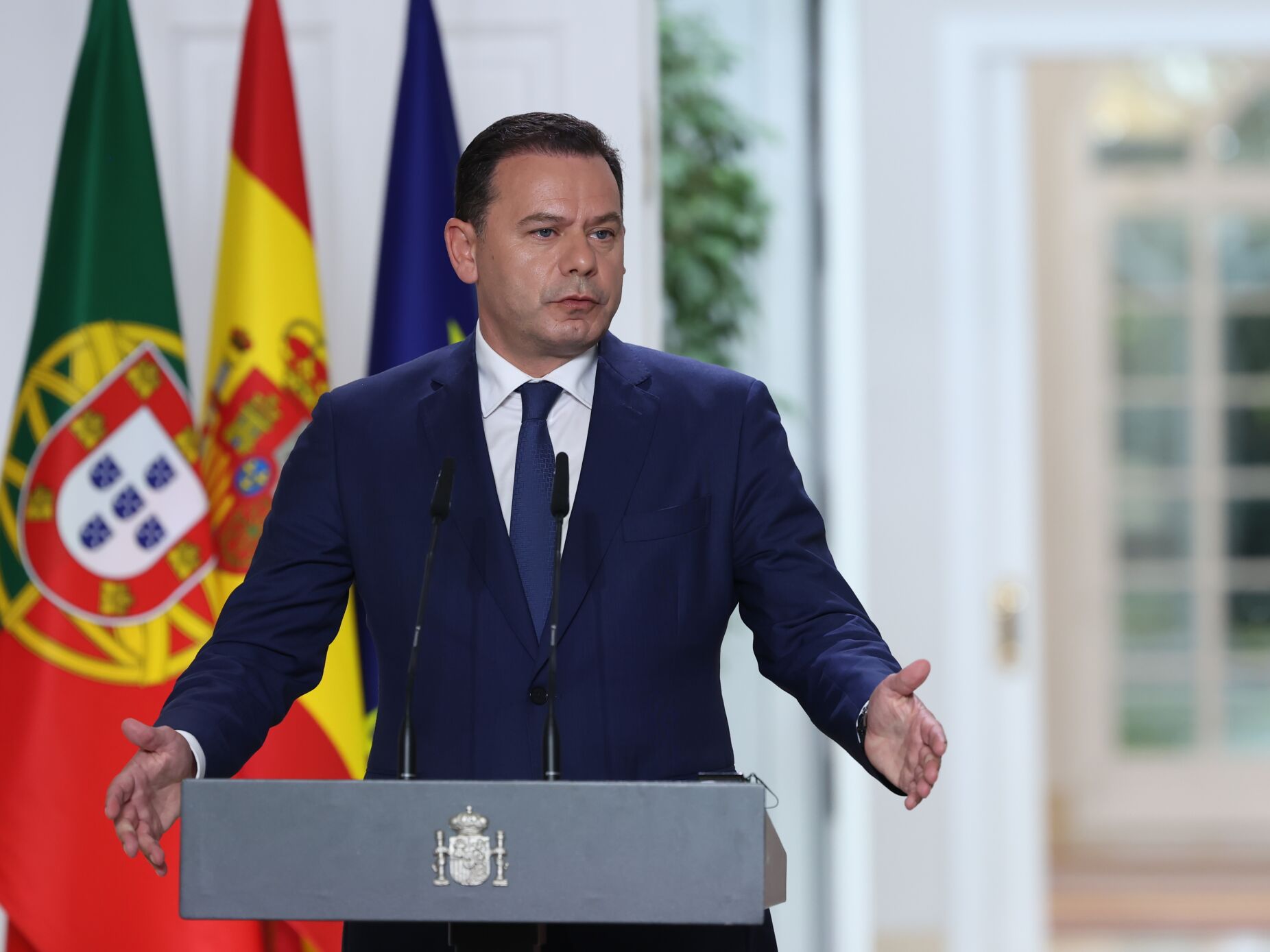 Montenegro diz não governar para telejornais e recusa comentar polémica do IRS em Madrid