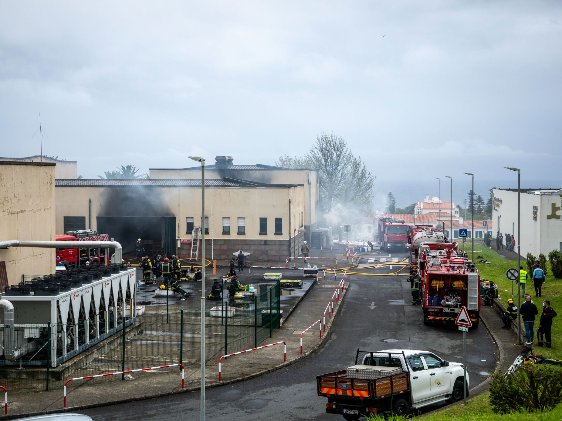 Incêndio no Hospital de Ponta Delgada levou sete horas a extinguir. Nove bombeiros feridos