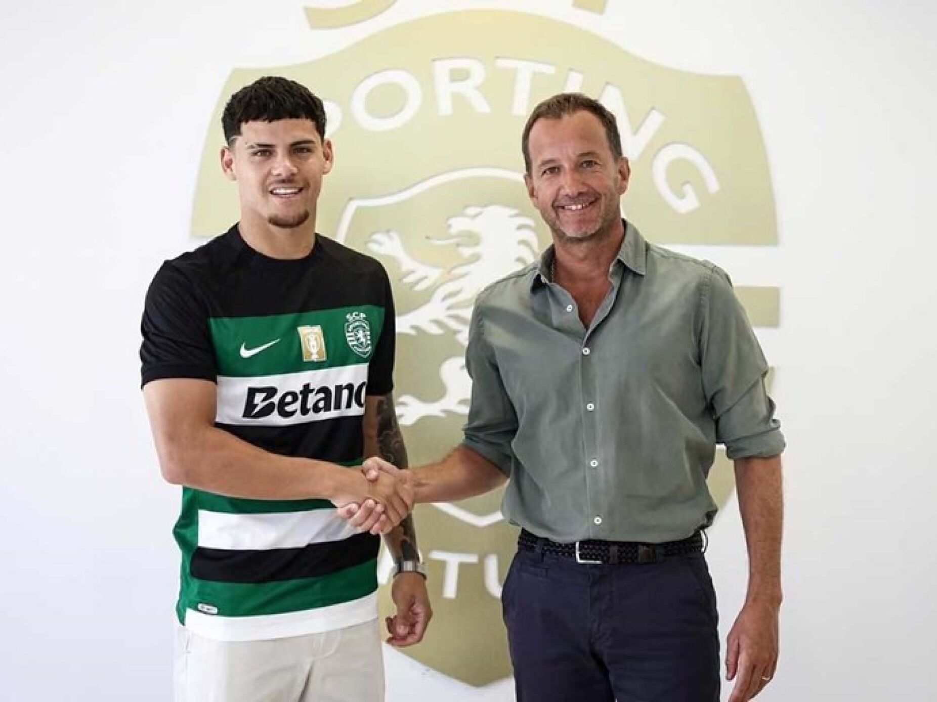 Oficial. Maxi Araújo assina por cinco épocas com o Sporting e fica com cláusula de 80 milhões