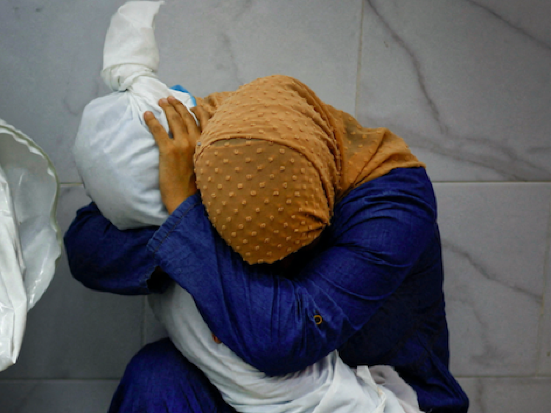 A imagem "comovente" de uma mulher abraçada à sobrinha morta em Gaza vence World Press Photo