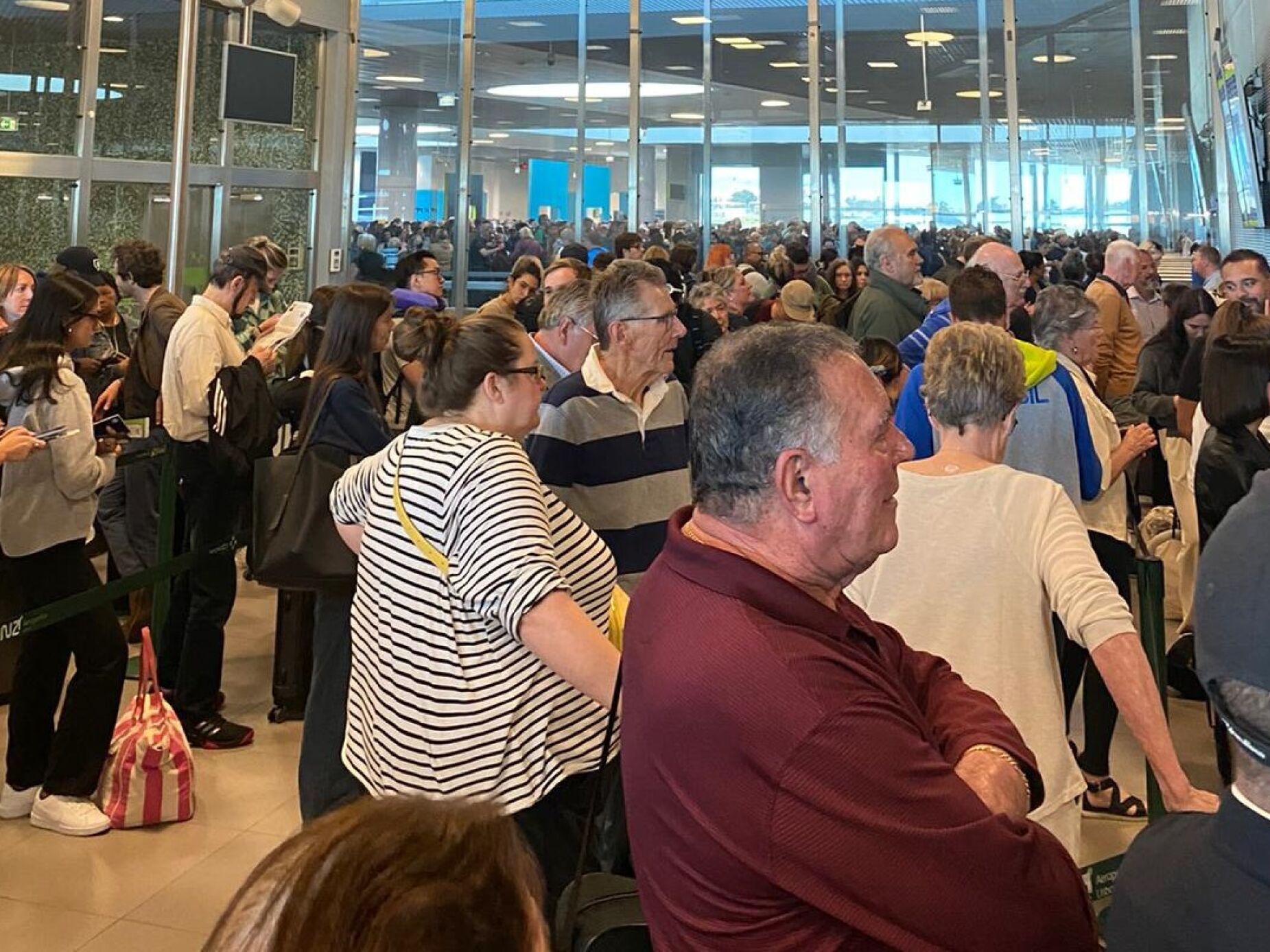 Problemas no controlo de fronteiras obrigam a várias horas de espera no aeroporto