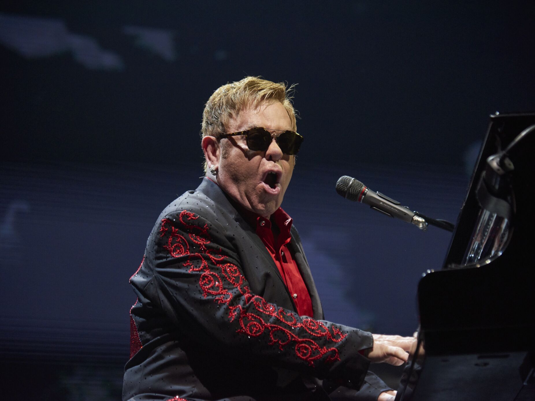 Elton John anuncia que perdeu a visão