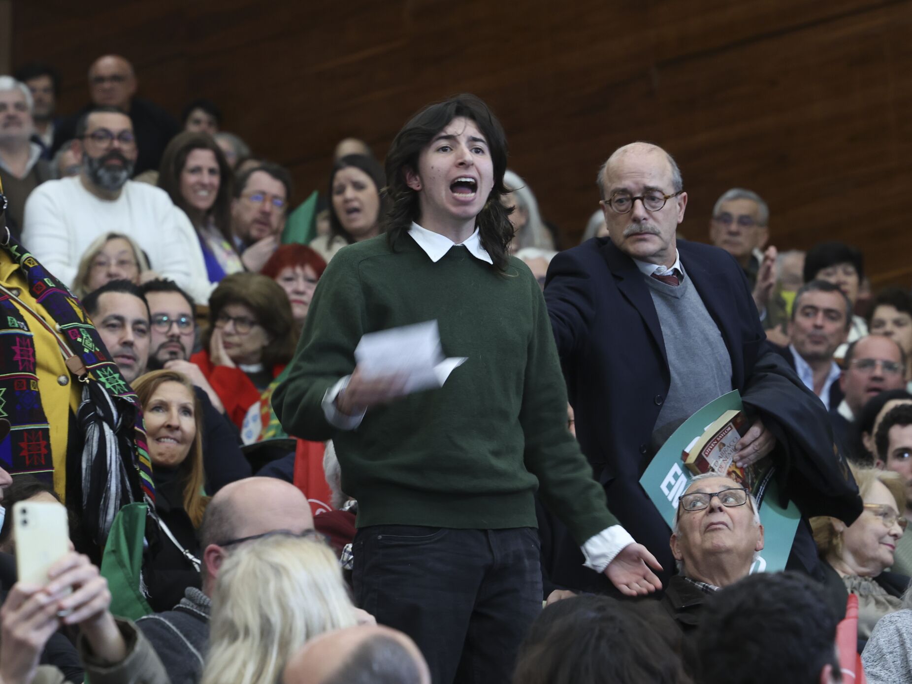 Início do discurso de Pedro Nuno Santos interrompido por protestos por três vezes