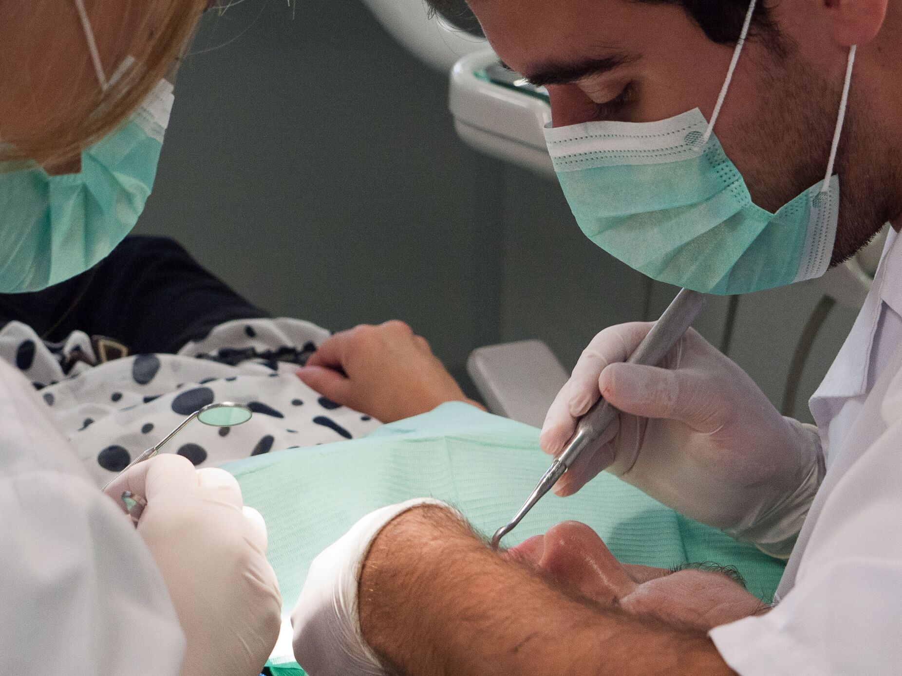 Um terço das pessoas vai ao dentista menos de uma vez por ano