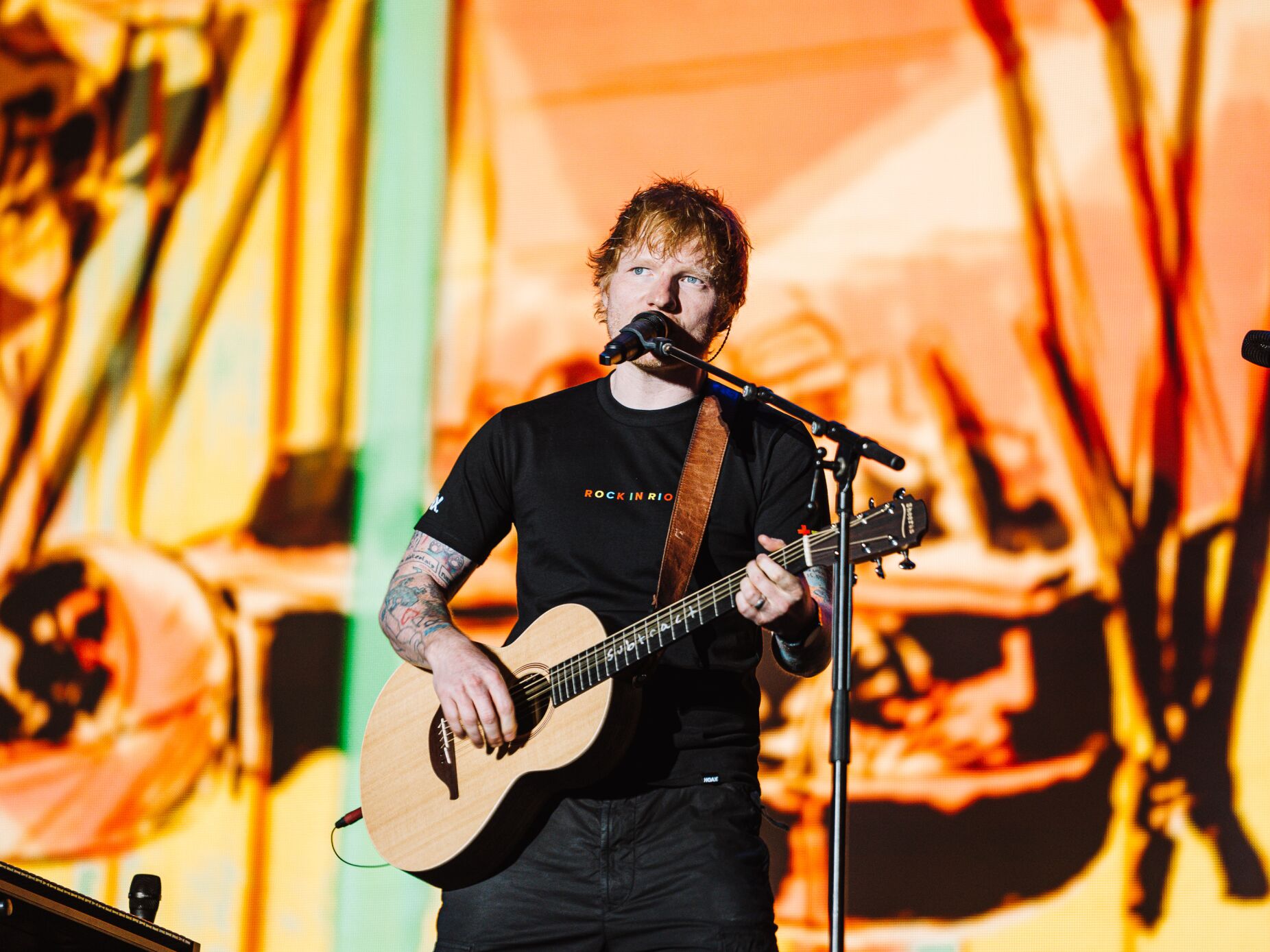 Ed Sheeran: o eterno romântico que encheu o palco apenas com uma guitarra na mão