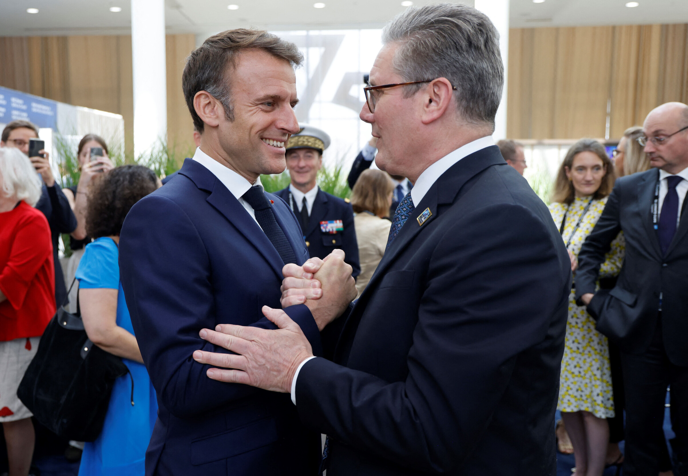 In einer „Botschaft an die Franzosen“ fordert Macron eine „starke Mehrheit“ vor der Ernennung einer neuen Regierung