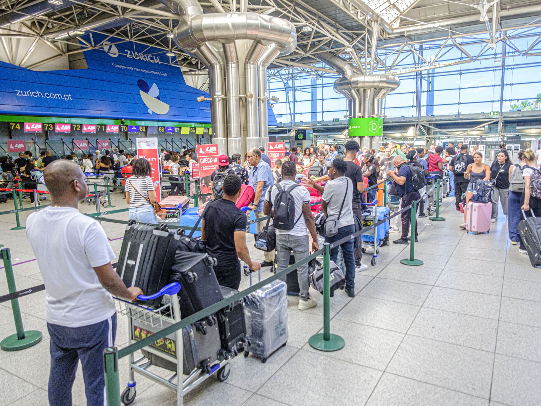 Filas, atrasos e avarias: um dia no aeroporto de Lisboa