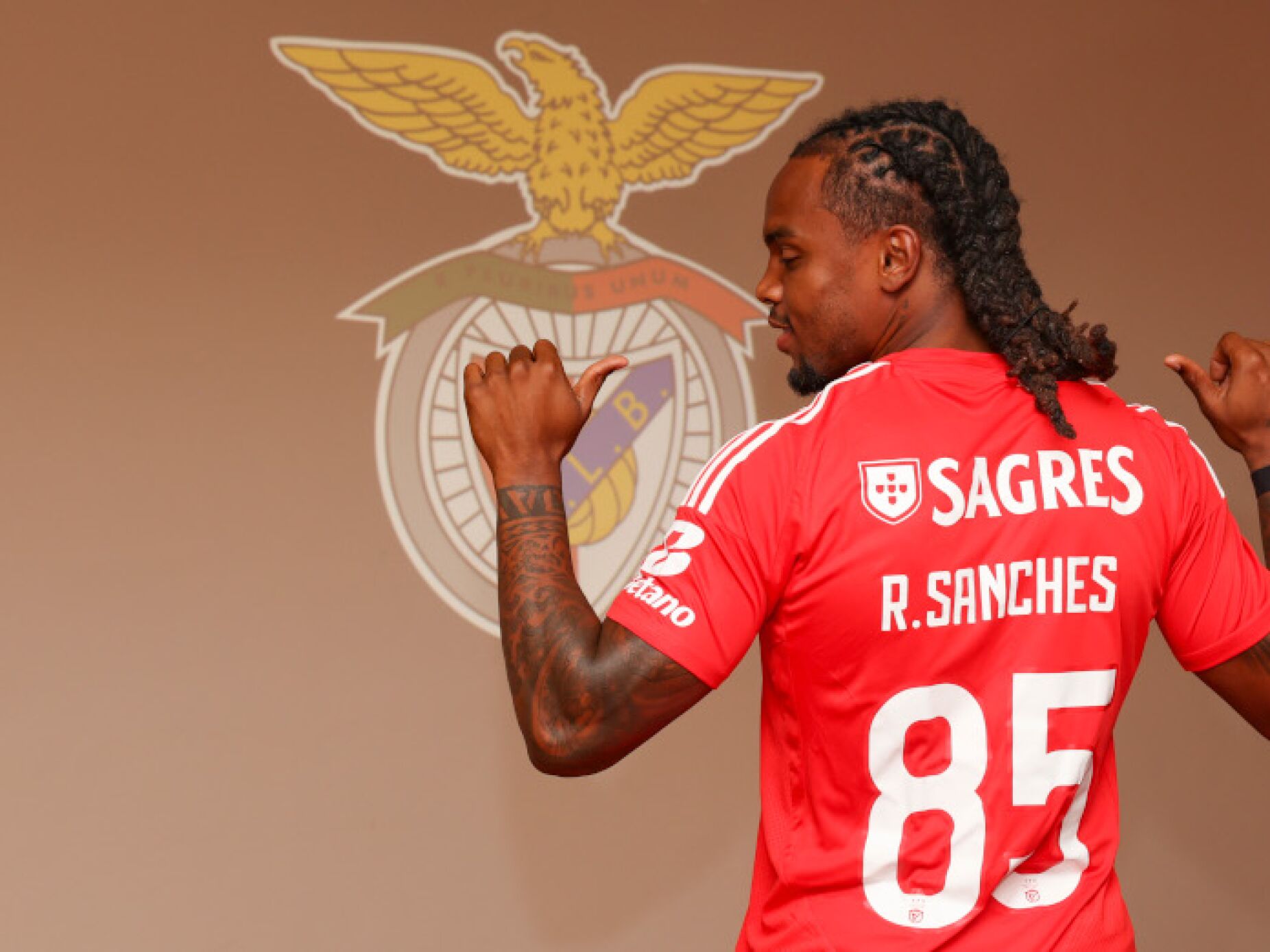 Benfica oficializa regresso de Renato Sanches