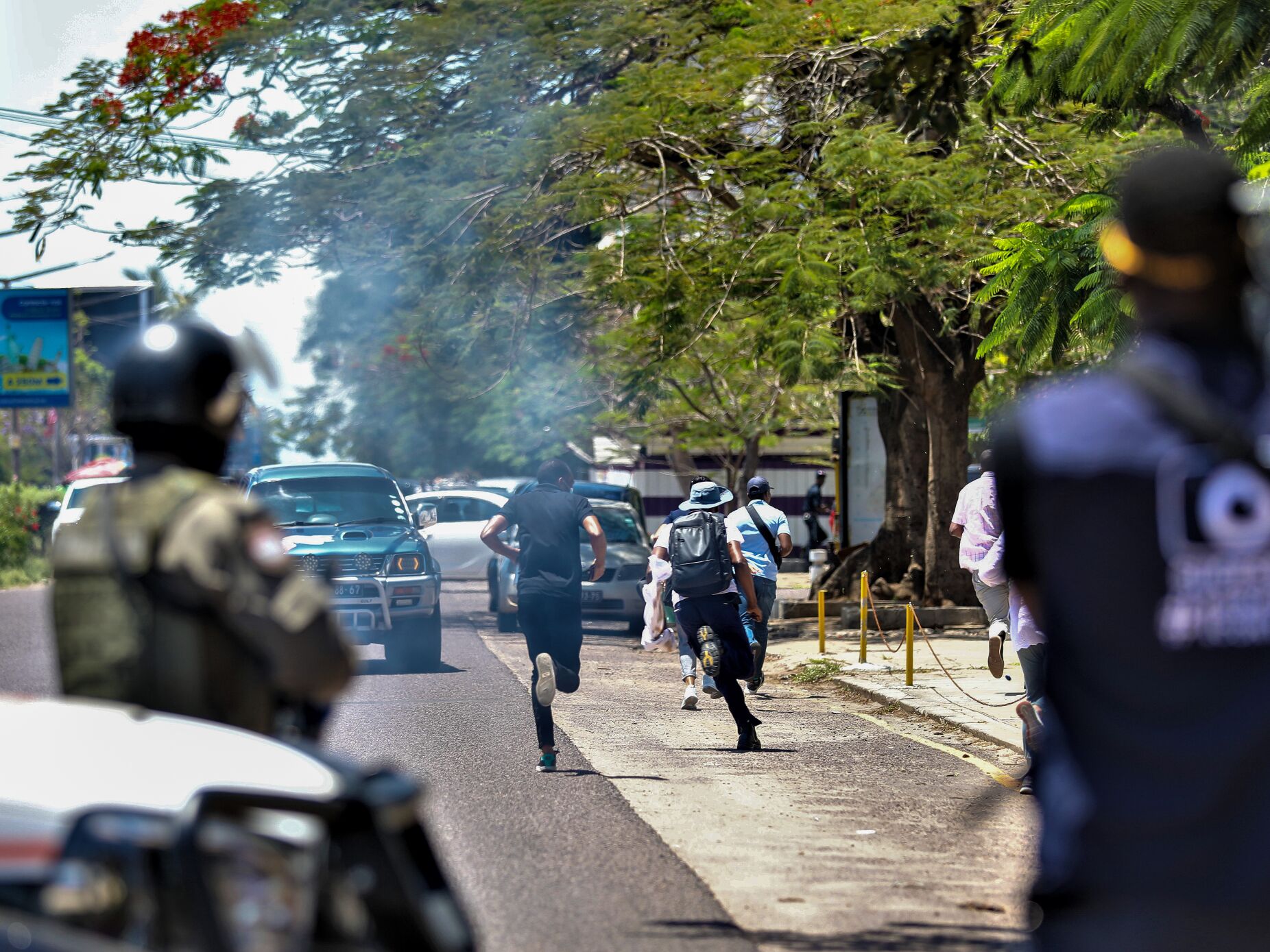 Pelo menos três mortos e 66 feridos na quinta-feira em confrontos