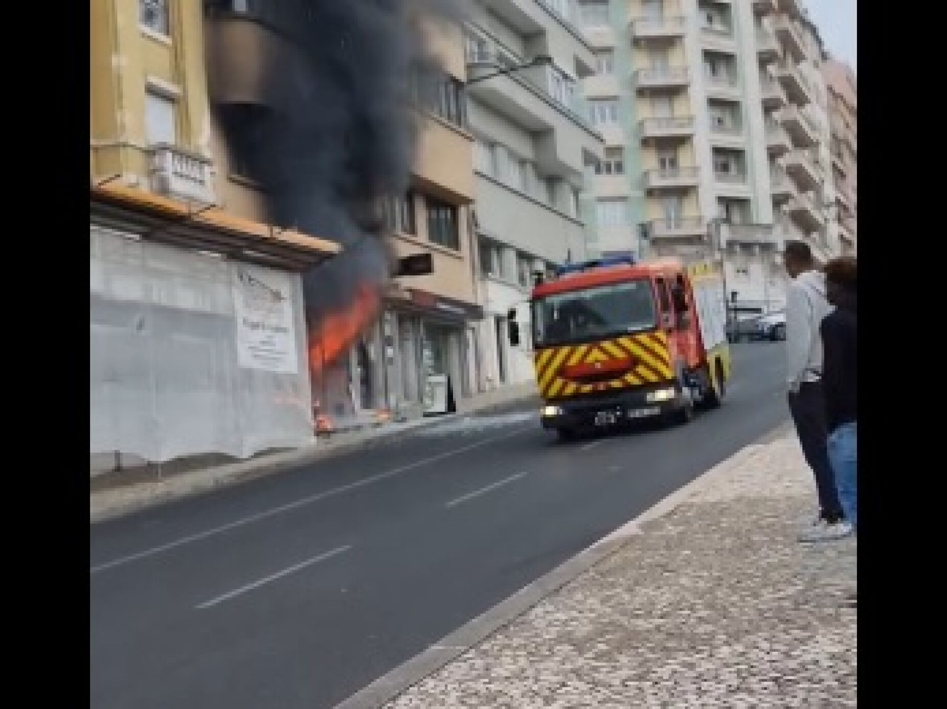 Incêndio destrói loja de bicicletas perto do Marquês de Pombal e faz dois feridos (com vídeo)