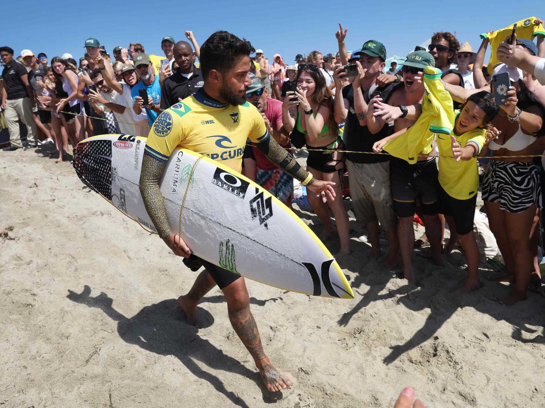 Filipe Toledo, bicampeão mundial de surf, suspende carreira para tratar da saúde mental