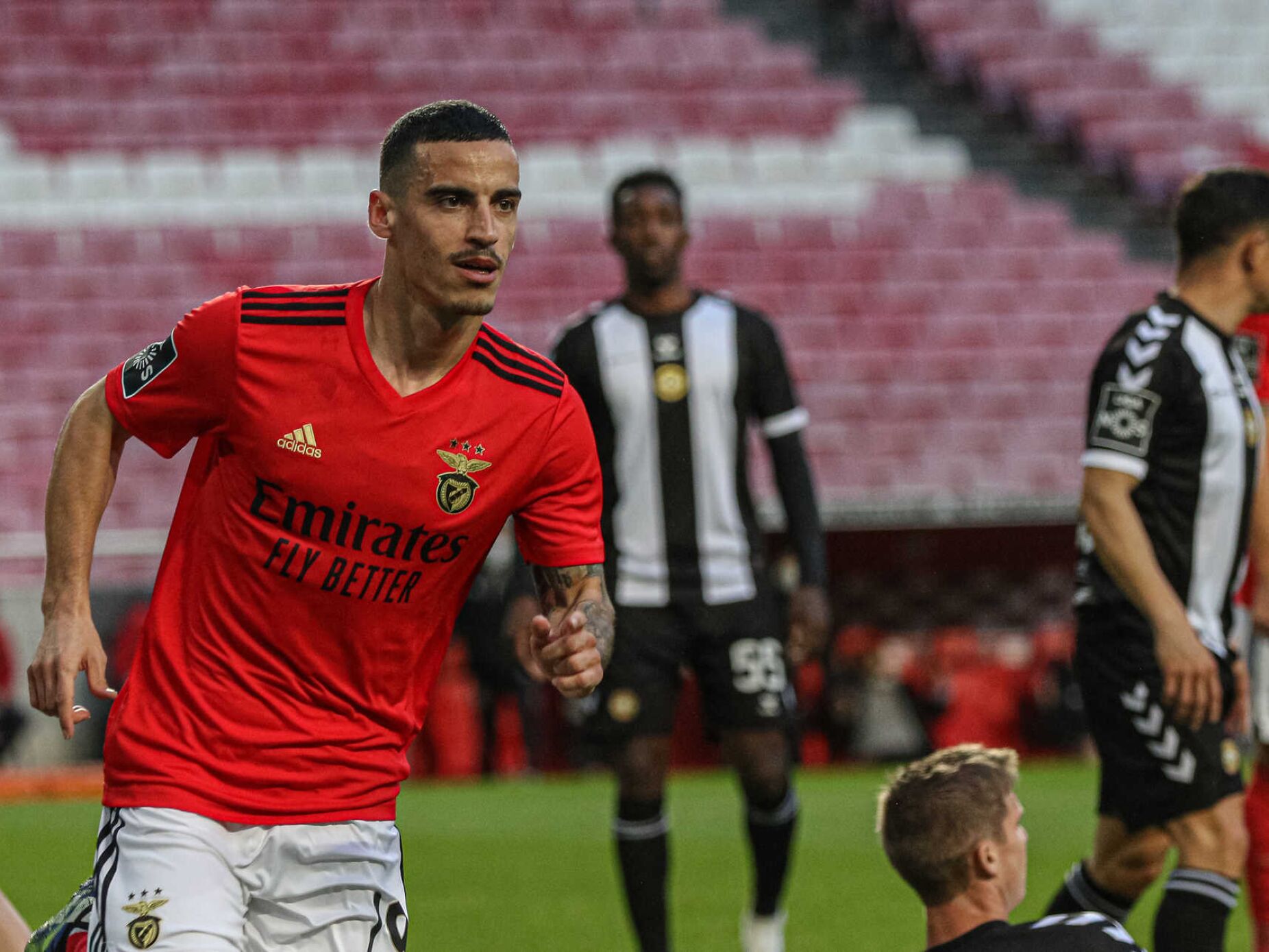 Benfica oficializa saída do futebolista Chiquinho para o Olympiacos