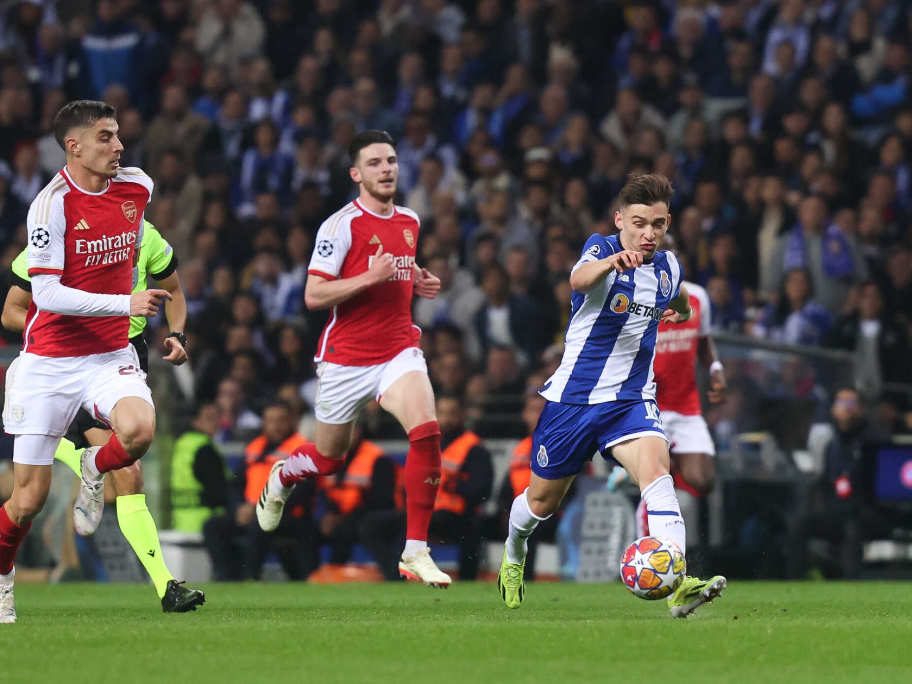 Porto contra o Arsenal, pelas oitavas de final da Champions League (Foto: Ivan del Vale/Global Imagens)