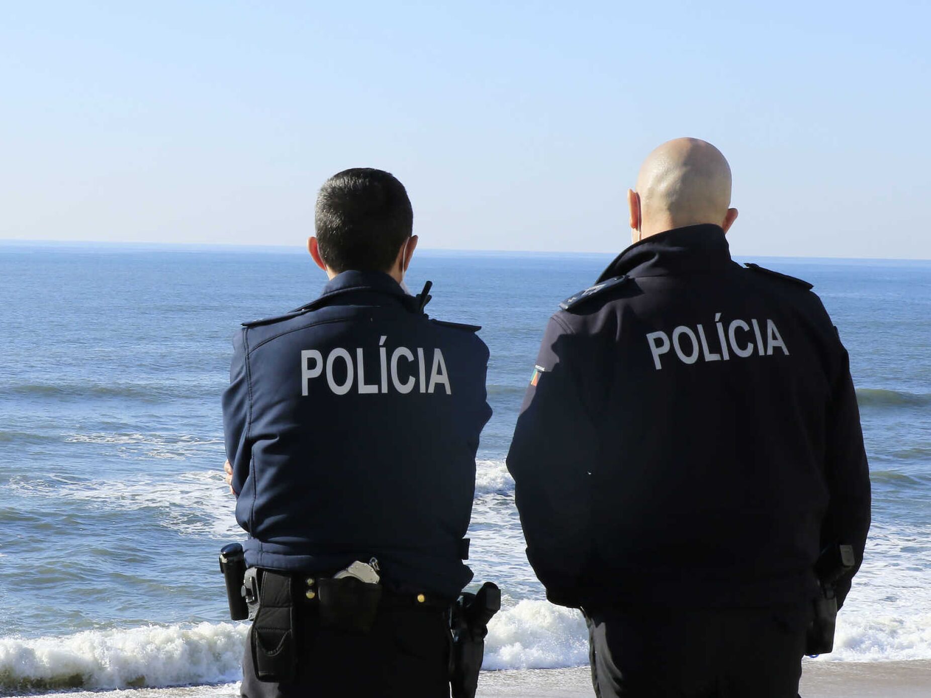 Terá sido encontrado corpo de praticante de parapente que caiu em praia de Alcobaça