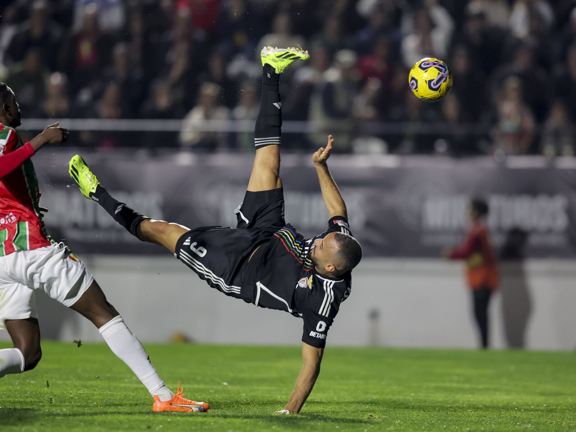 Arthur Cabral foi o herói do triunfo do Benfica na Amadora