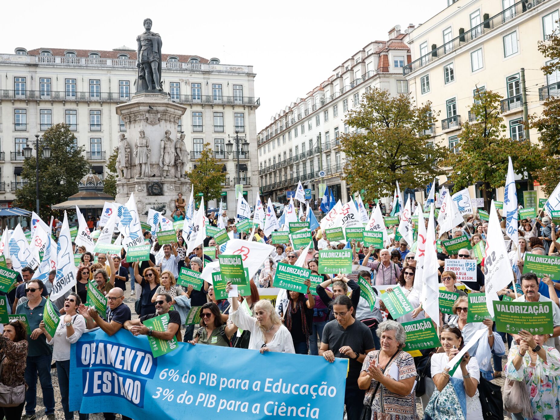 Centenas de professores de todo o país concentrados no Rossio em Lisboa