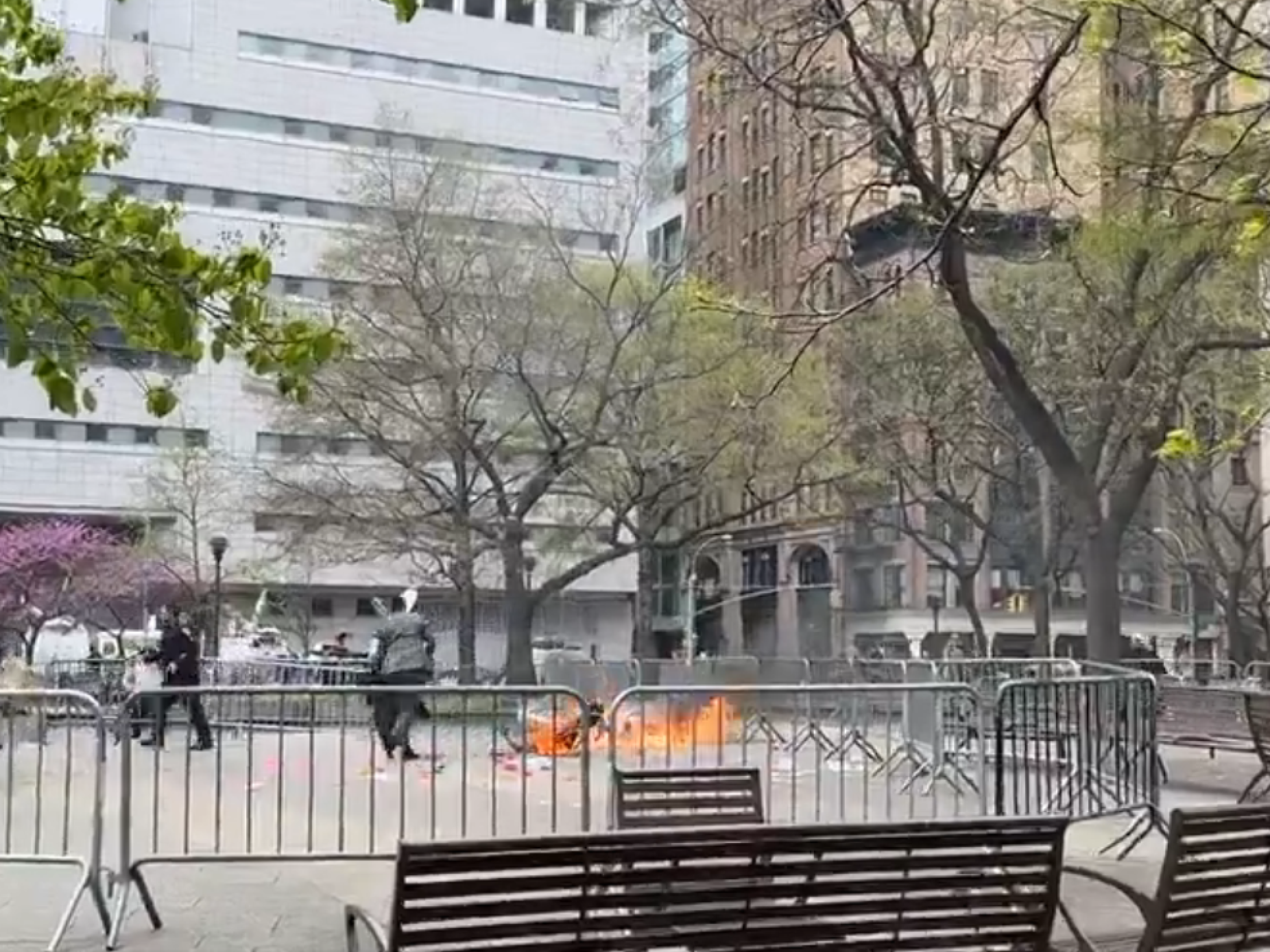 Homem imola-se pelo fogo em frente ao tribunal onde Trump está a ser julgado
