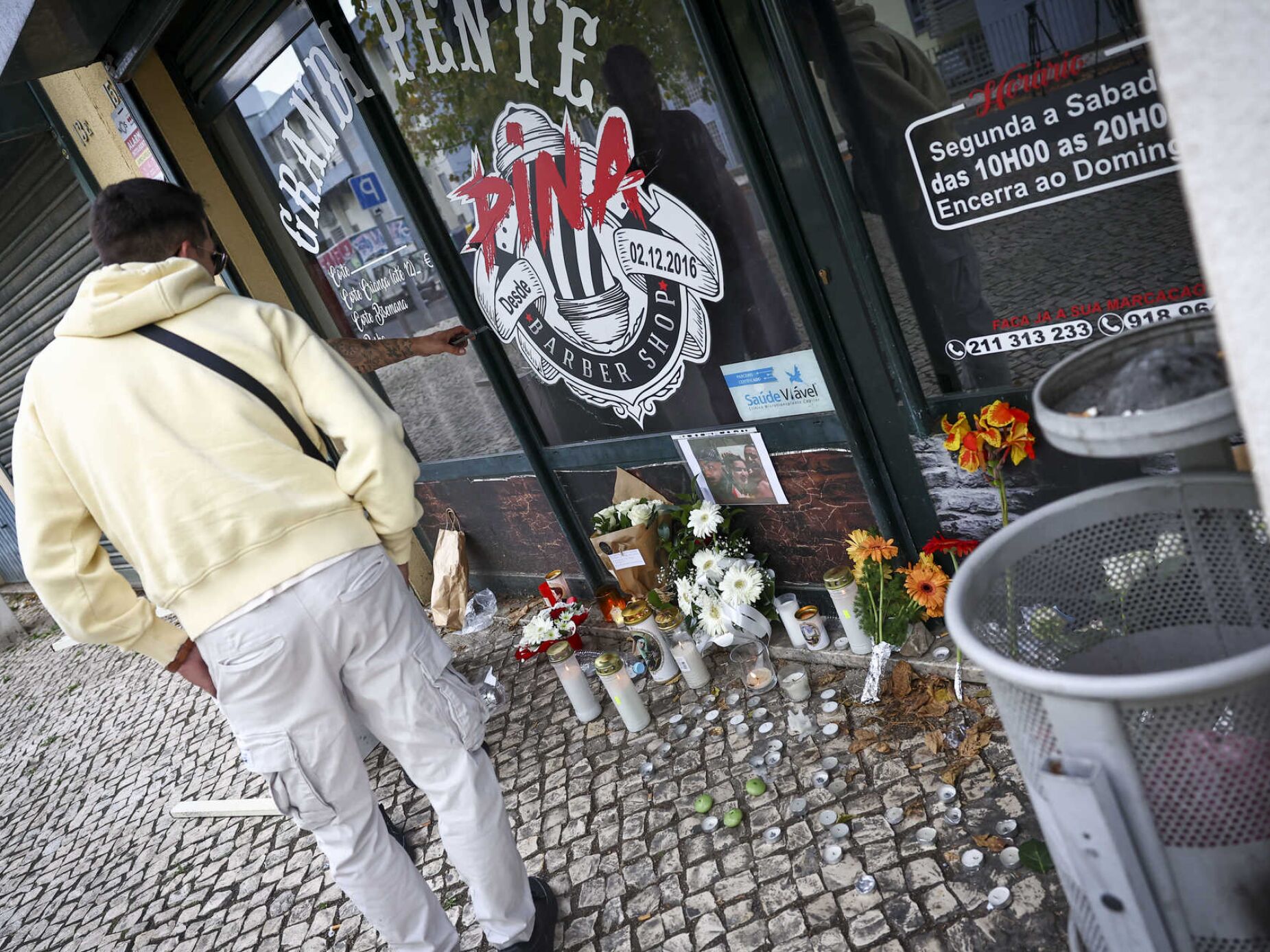 Flores, velas e silêncio. A homenagem às vítimas do triplo homicídio