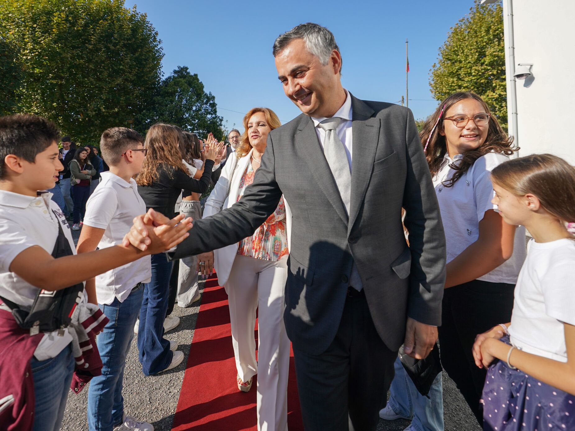 Ministro da Educação admite haver "mais de 200 mil alunos" sem aulas mas faz "balanço positivo"