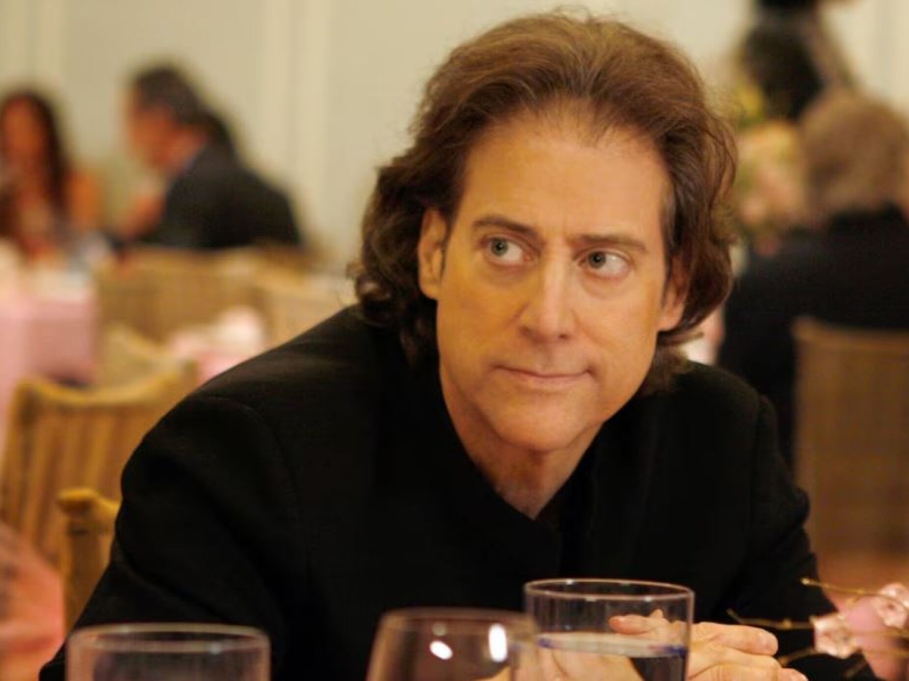 Comediante Richard Lewis morre aos 76 anos