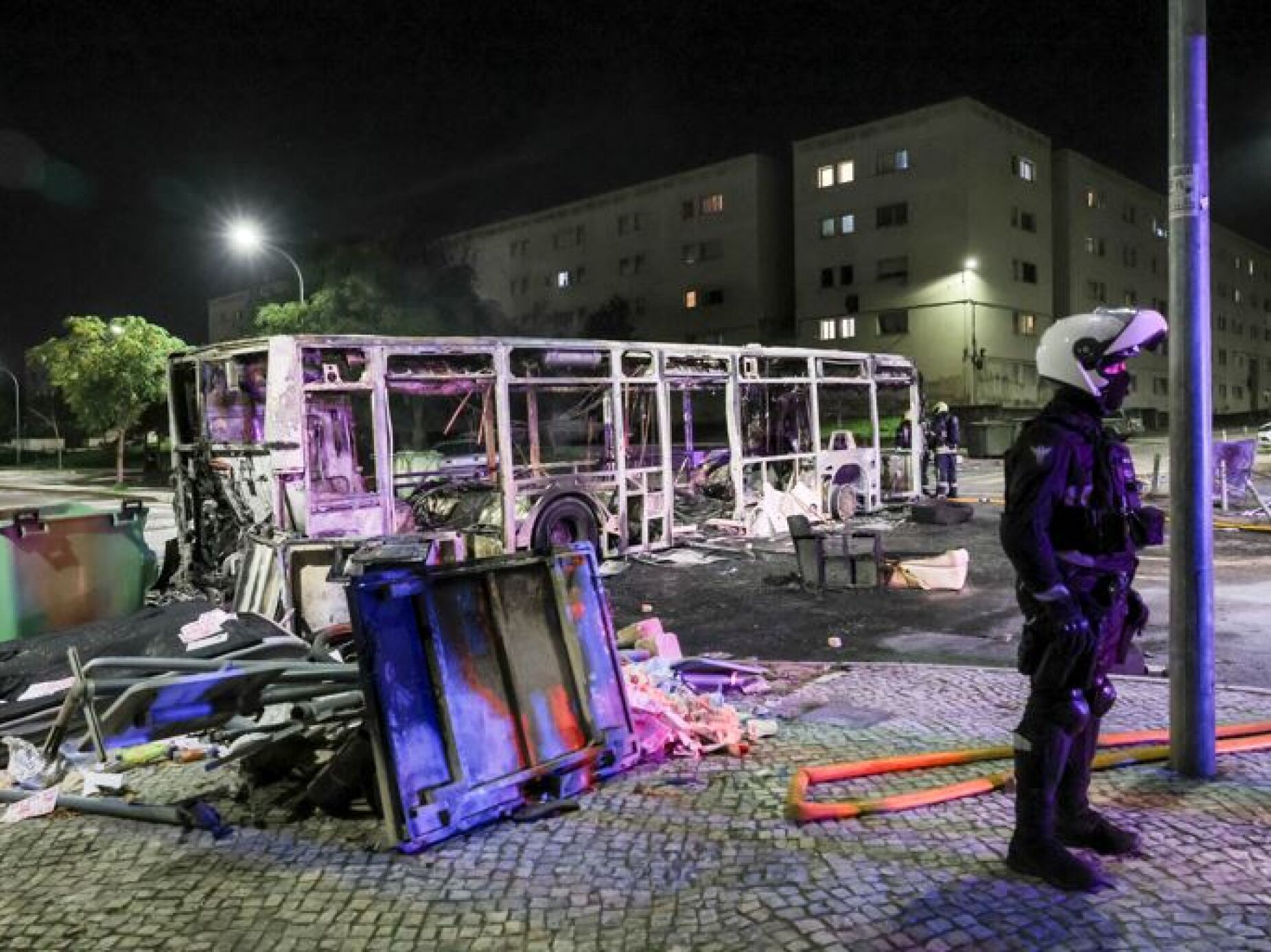 Autocarro incendiado no Bairro do Zambujal retirado com escolta policial