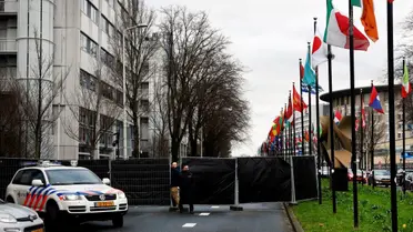 Arrojan objeto en llamas contra la embajada de Israel en La Haya