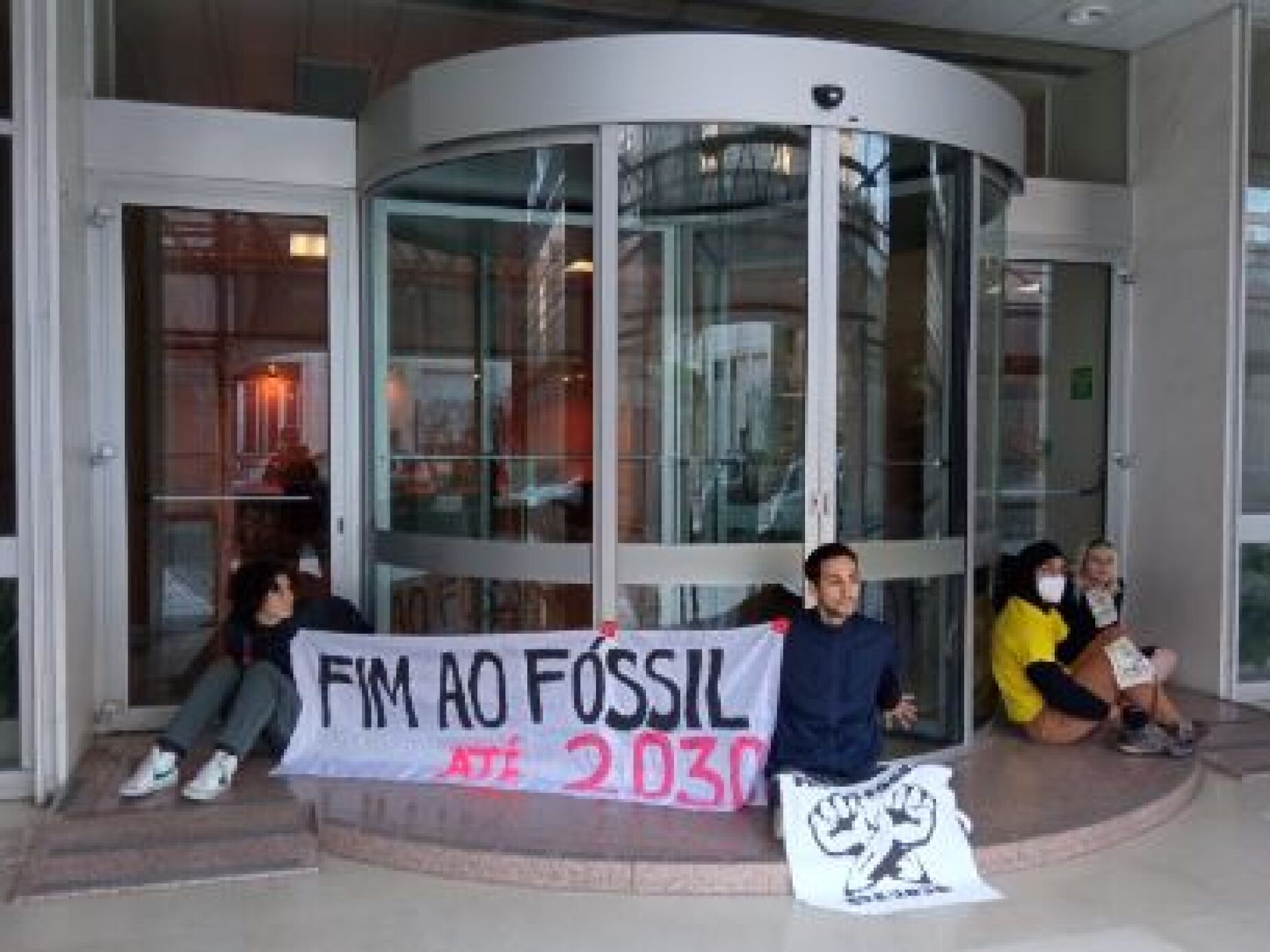 "Colaram-se às portas". Ativistas climáticos bloqueiam entrada no Banco de Portugal