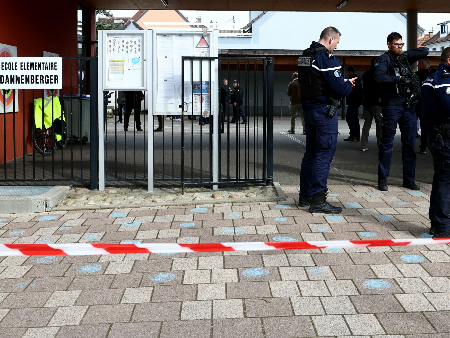 Ataque perto de escola em França fez mais uma vítima após morte de uma menina