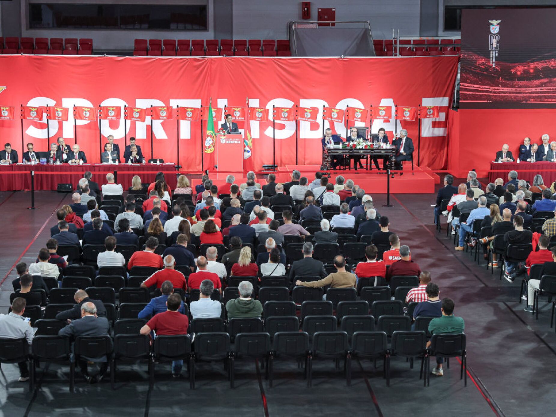 Comissão dos estatutos leva à AG do Benfica proposta divergente da direção