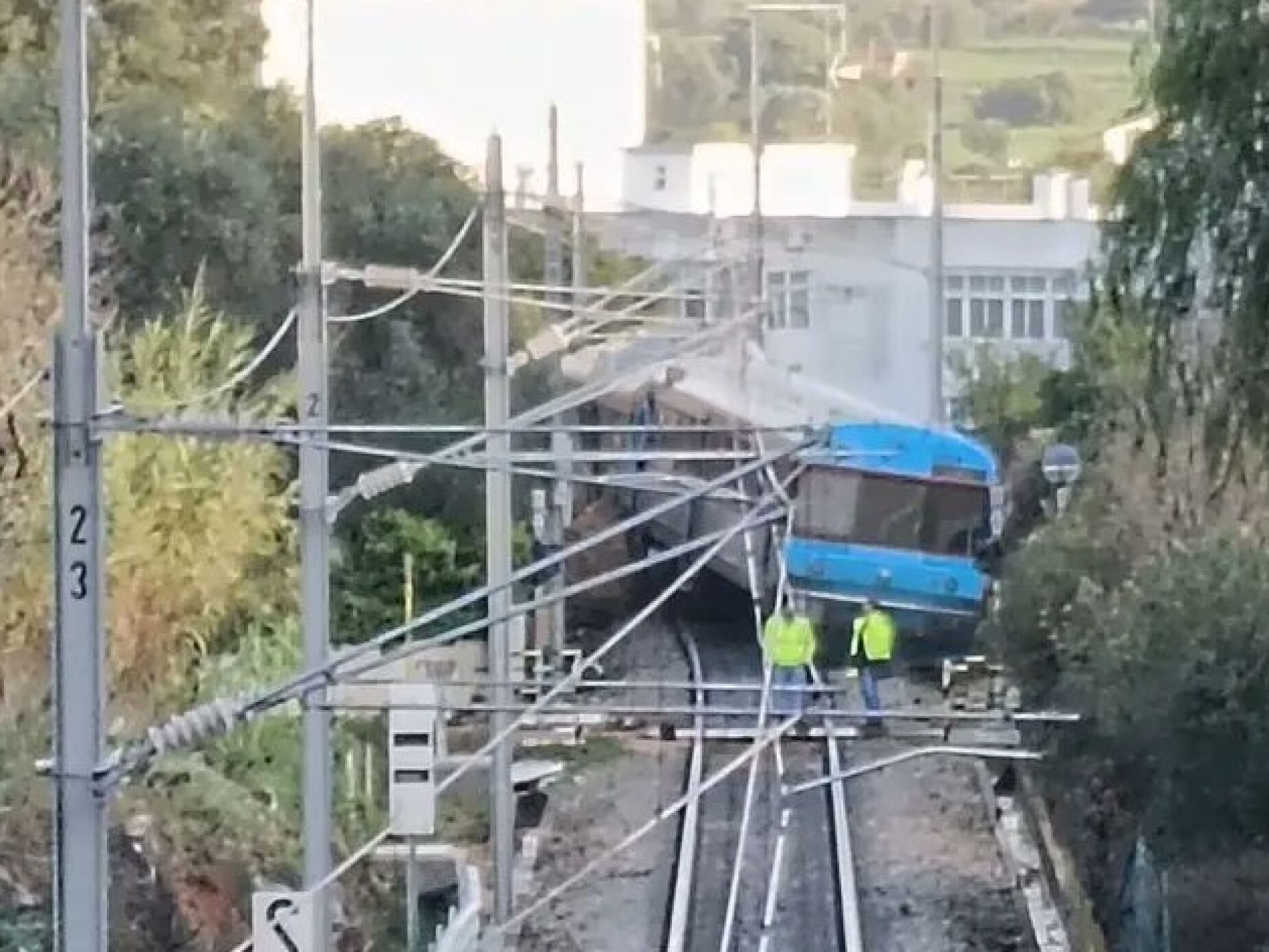 Reaberta ao trânsito Estrada Nacional 125 na zona de Luz de Tavira. Comboio descarrilou na Fuzeta