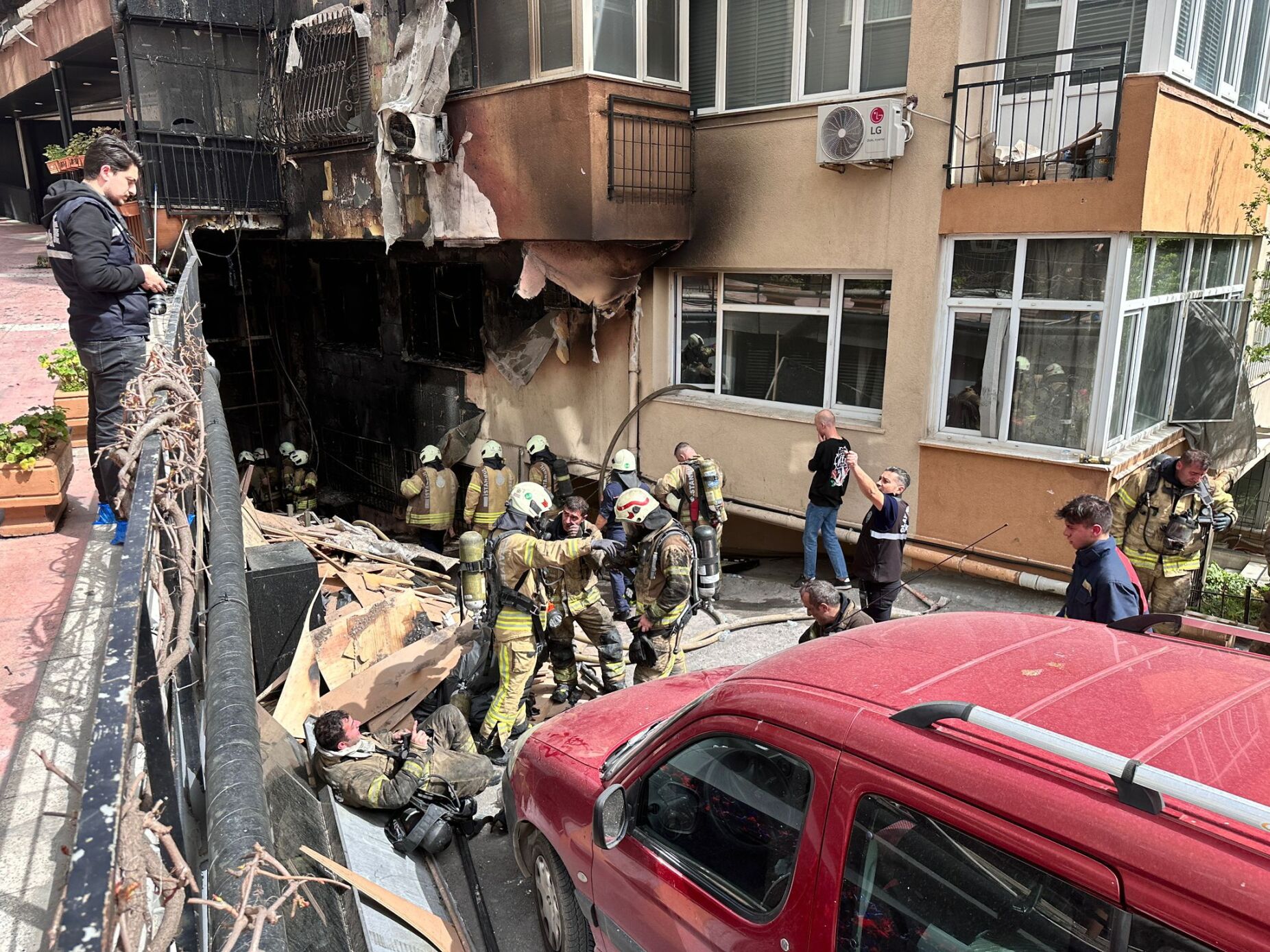 Pelo menos 29 mortos em incêndio num prédio de Istambul