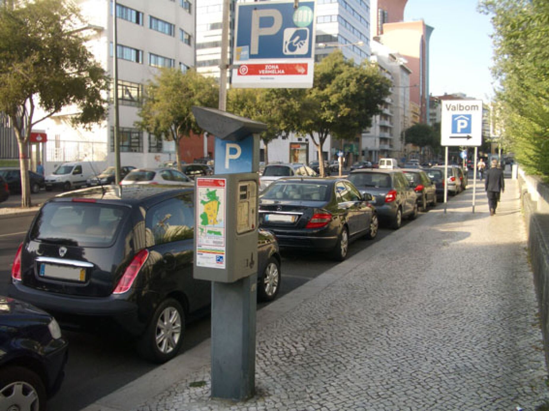Cidades reagem a carros cada vez maiores e agravam estacionamento a SUV