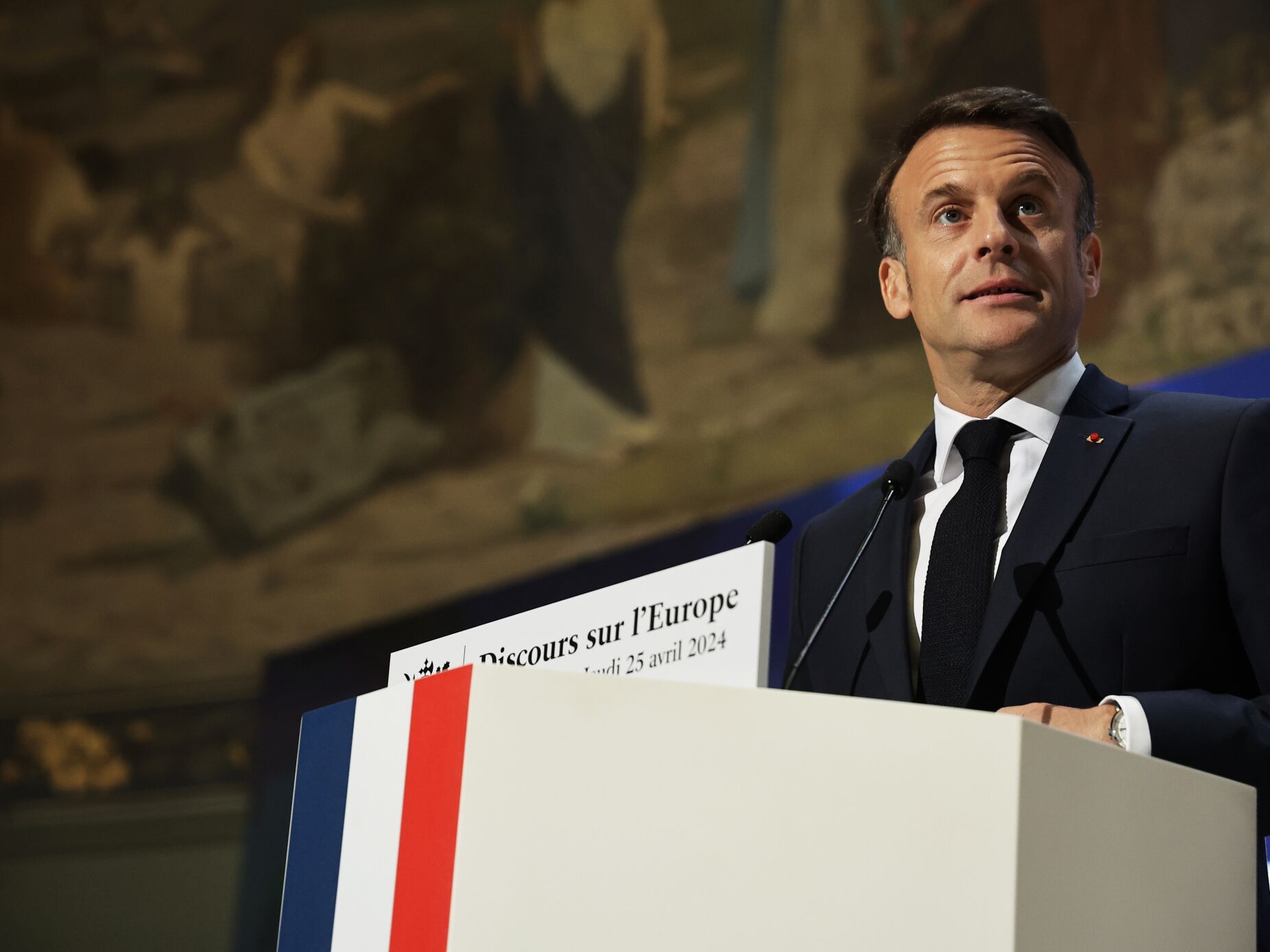 Presidente francês afirma que a Europa é "mortal" e que "pode morrer"
