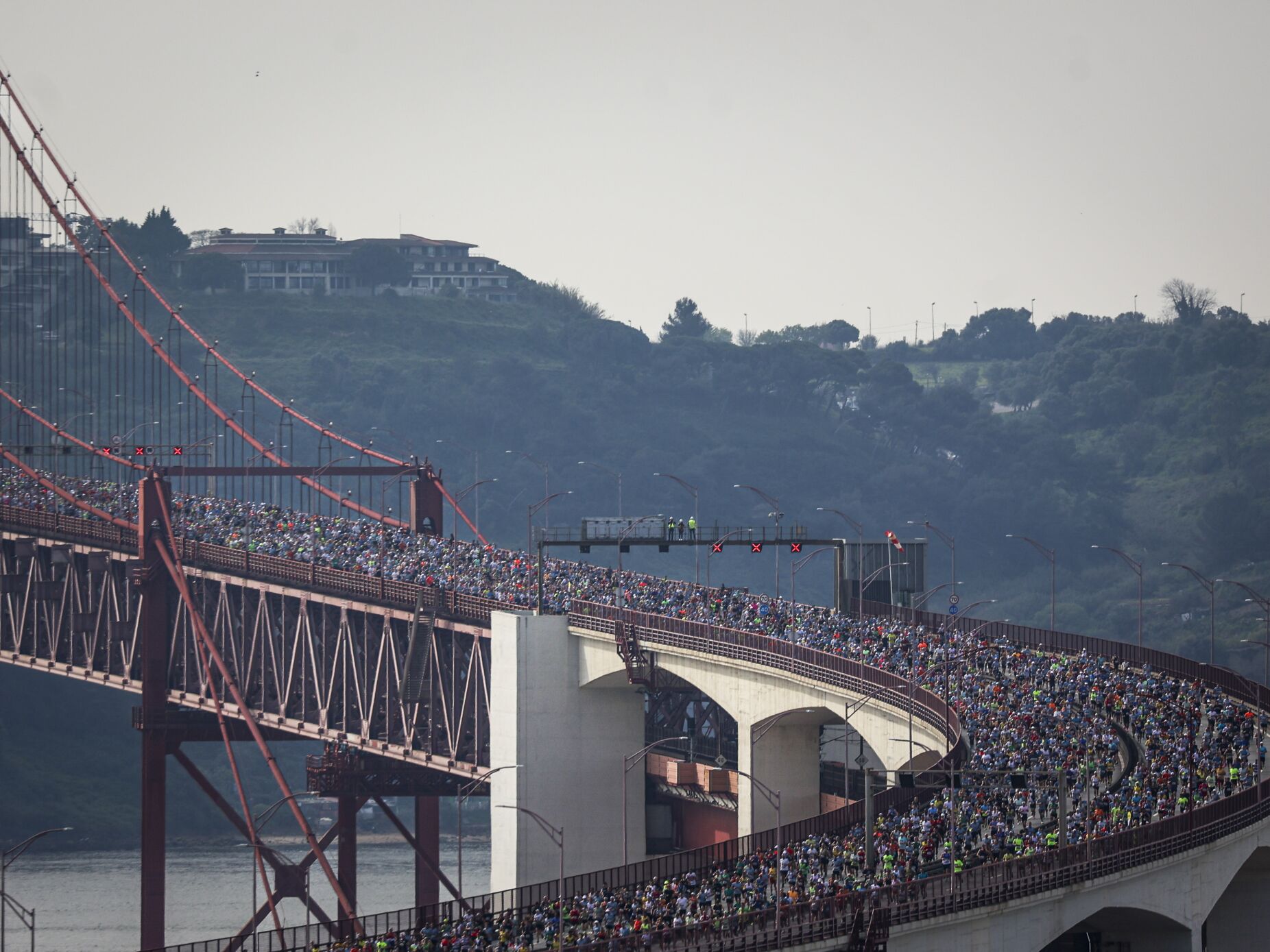 Etíope Dinkalem Ayele e queniana Brigid Kosgei vencem Meia Maratona de Lisboa