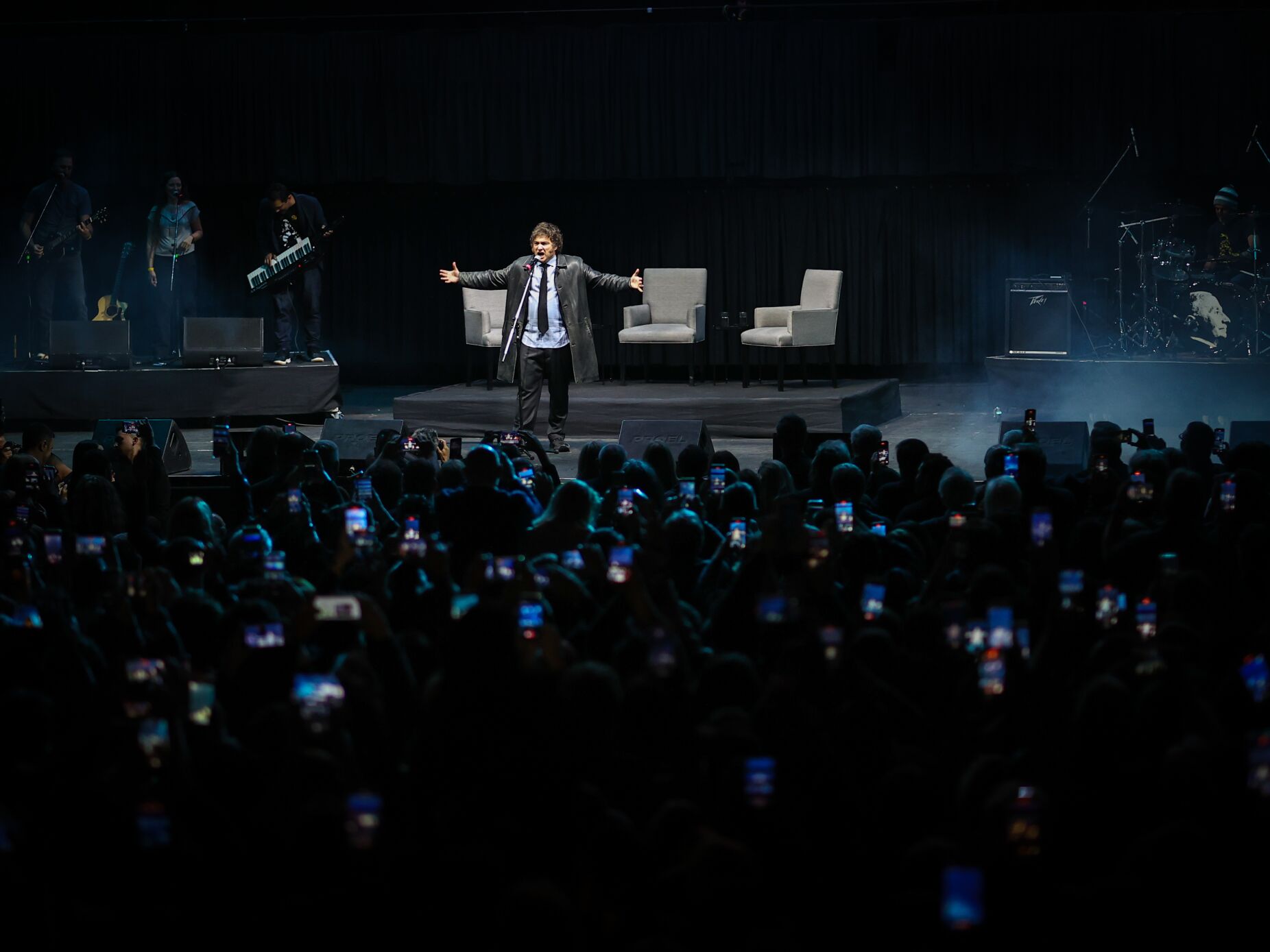 Milei veste a pele de estrela rock e canta na apresentação do seu livro