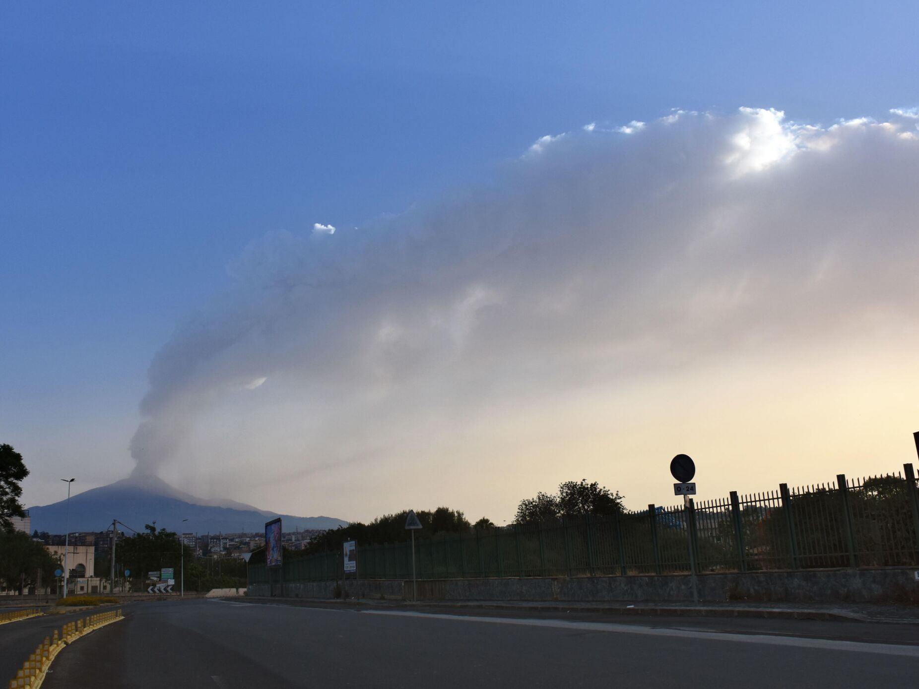 Erupção do Etna intensifica-se com lava e nuvem de fumo de cinco quilómetros