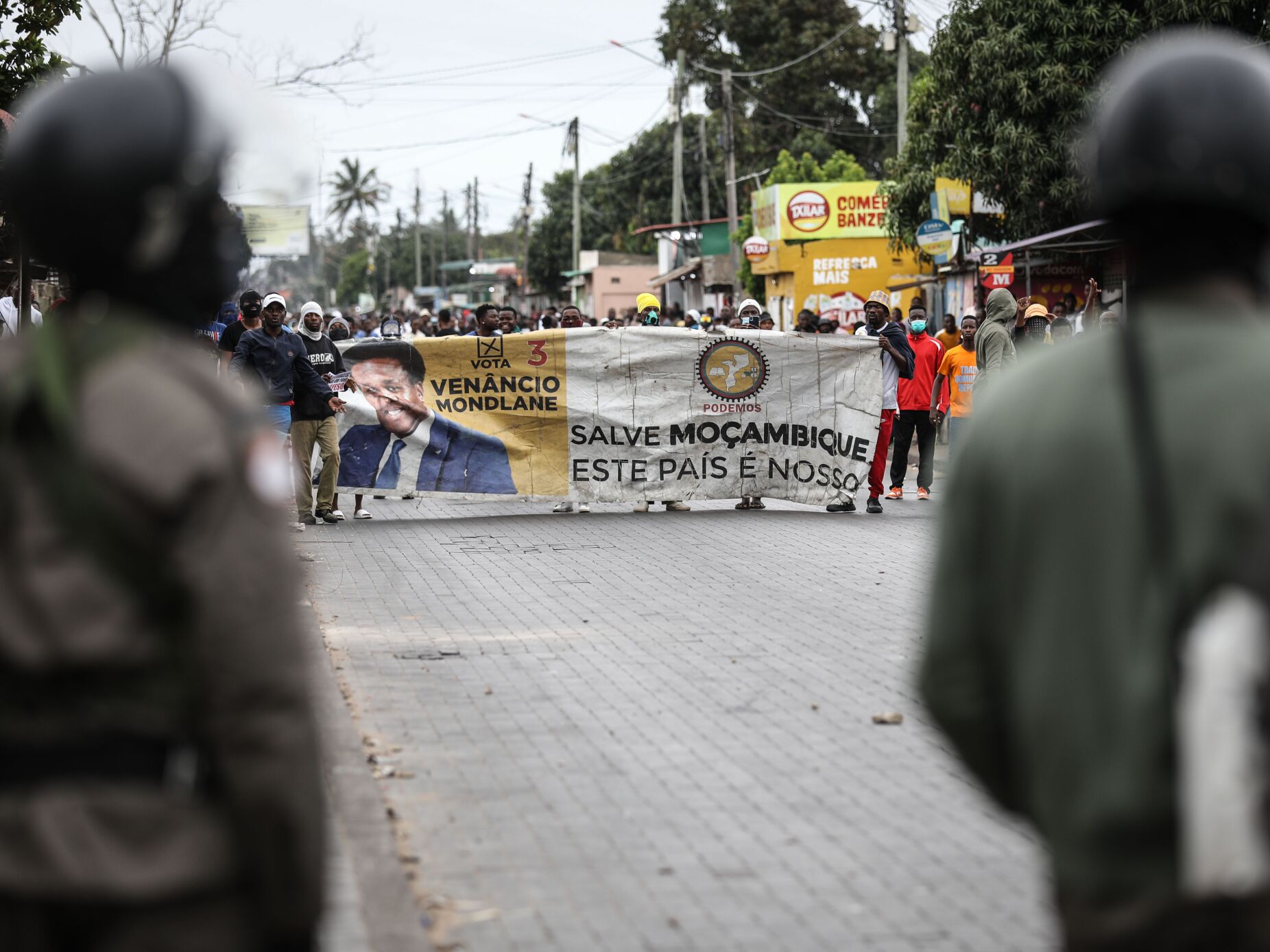 Polícia dispersa com gás lacrimogéneo centenas de manifestantes em Maputo