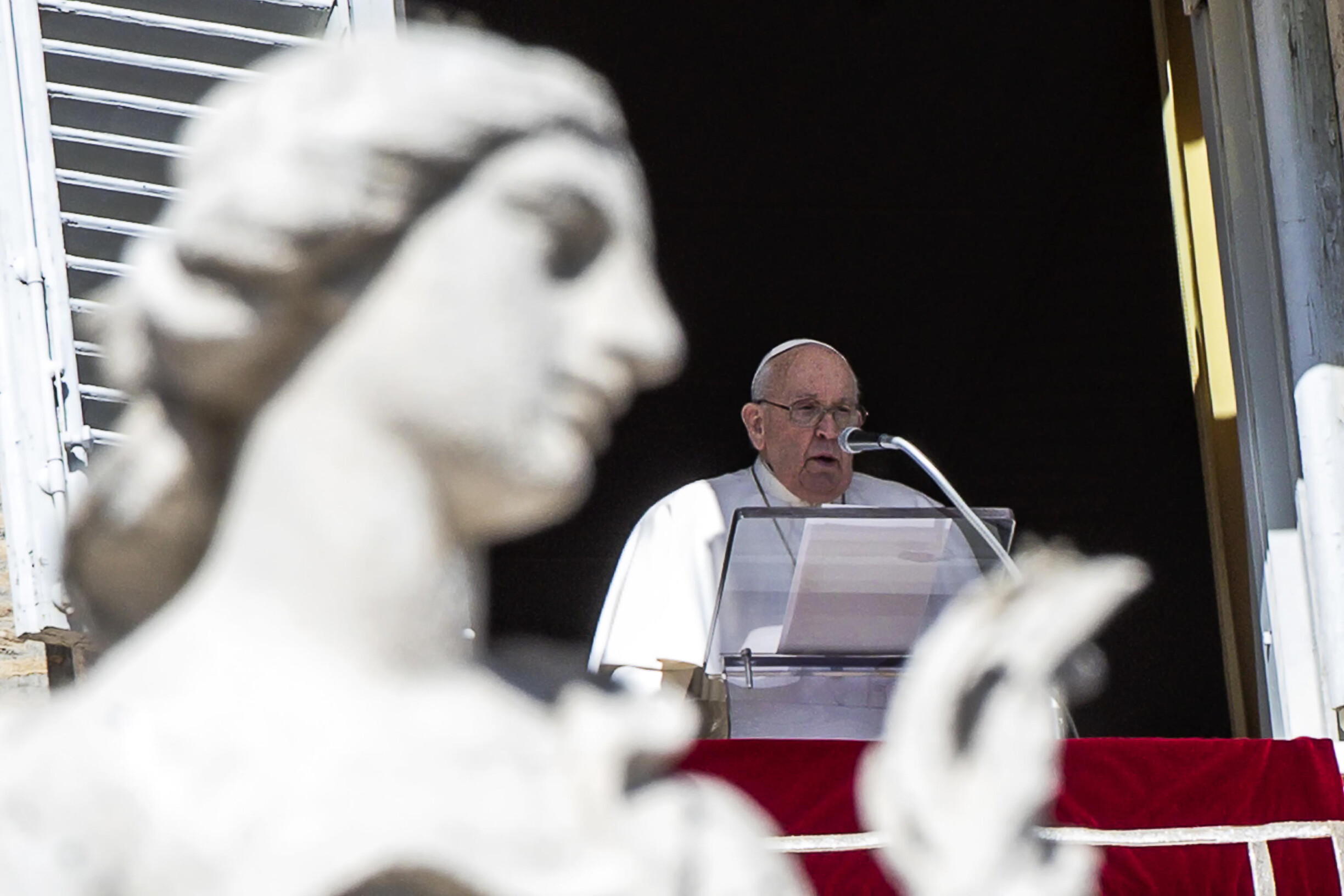 Der Papst bedauert, wie sehr es uns an der Anerkennung der gleichen Würde der Frauen mangelt