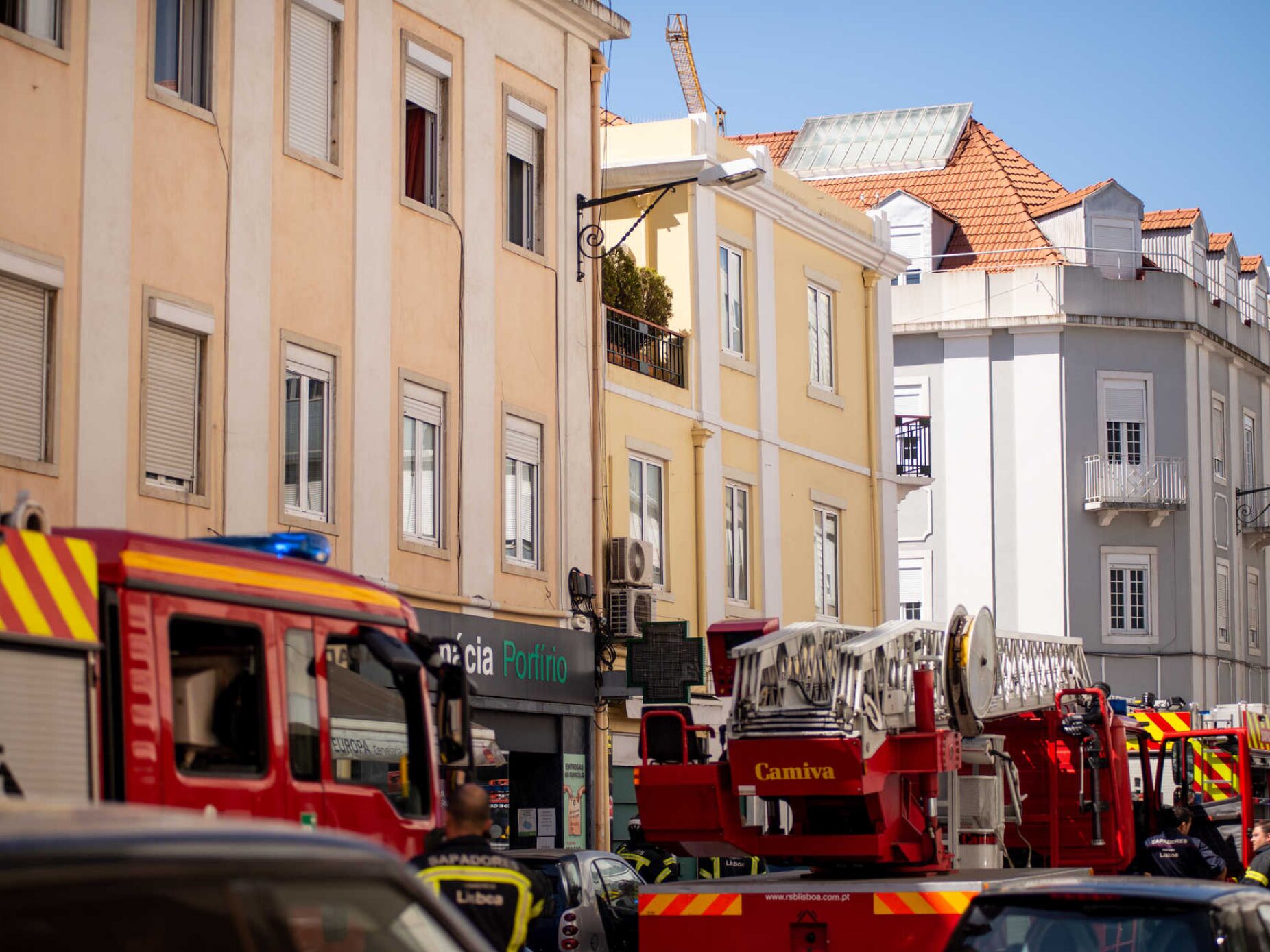 Moradores regressaram a casa após fogo que causou um morto em prédio de Lisboa