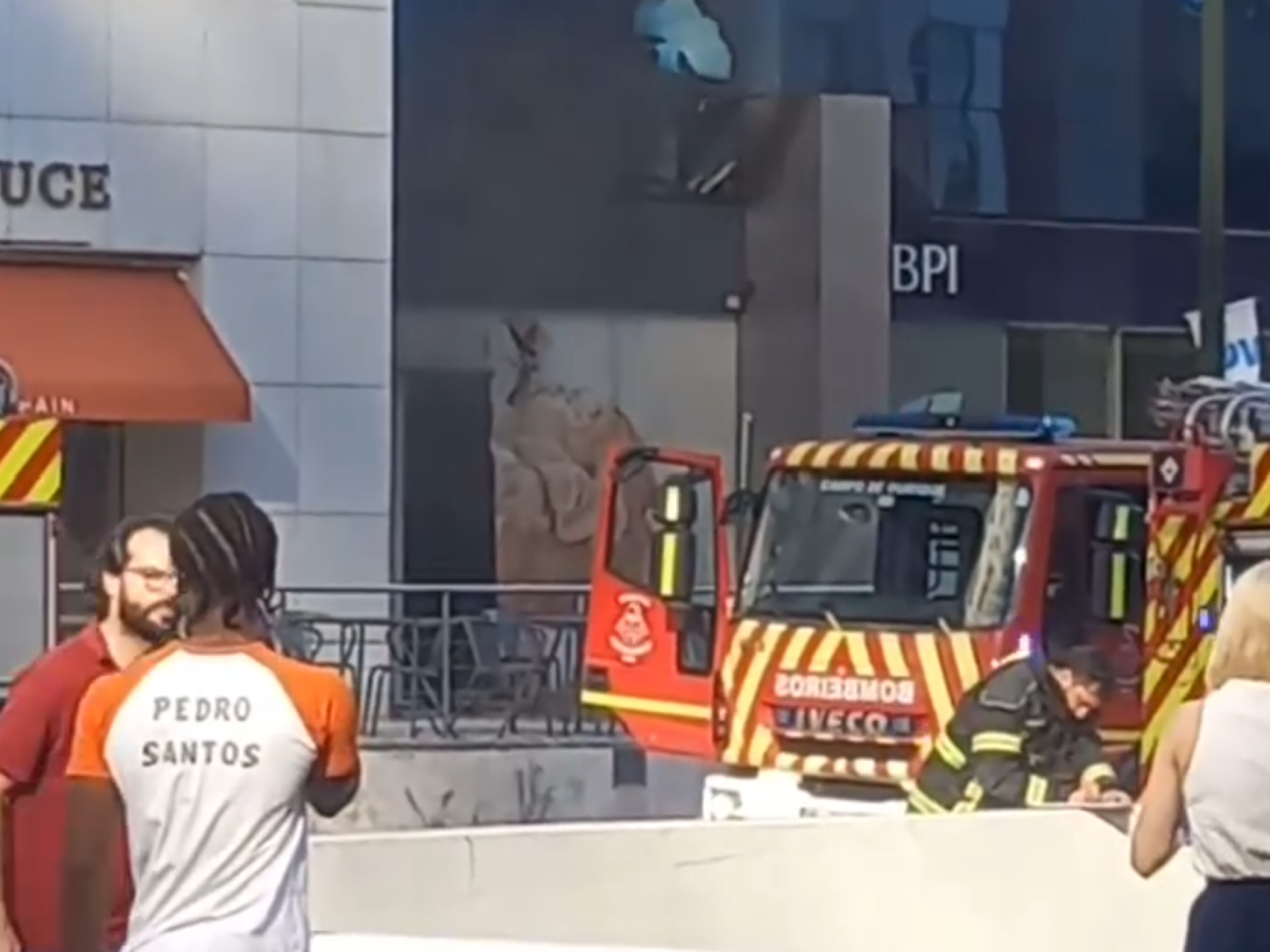 Extinto o incêndio que deflagrou no Amoreiras Plaza