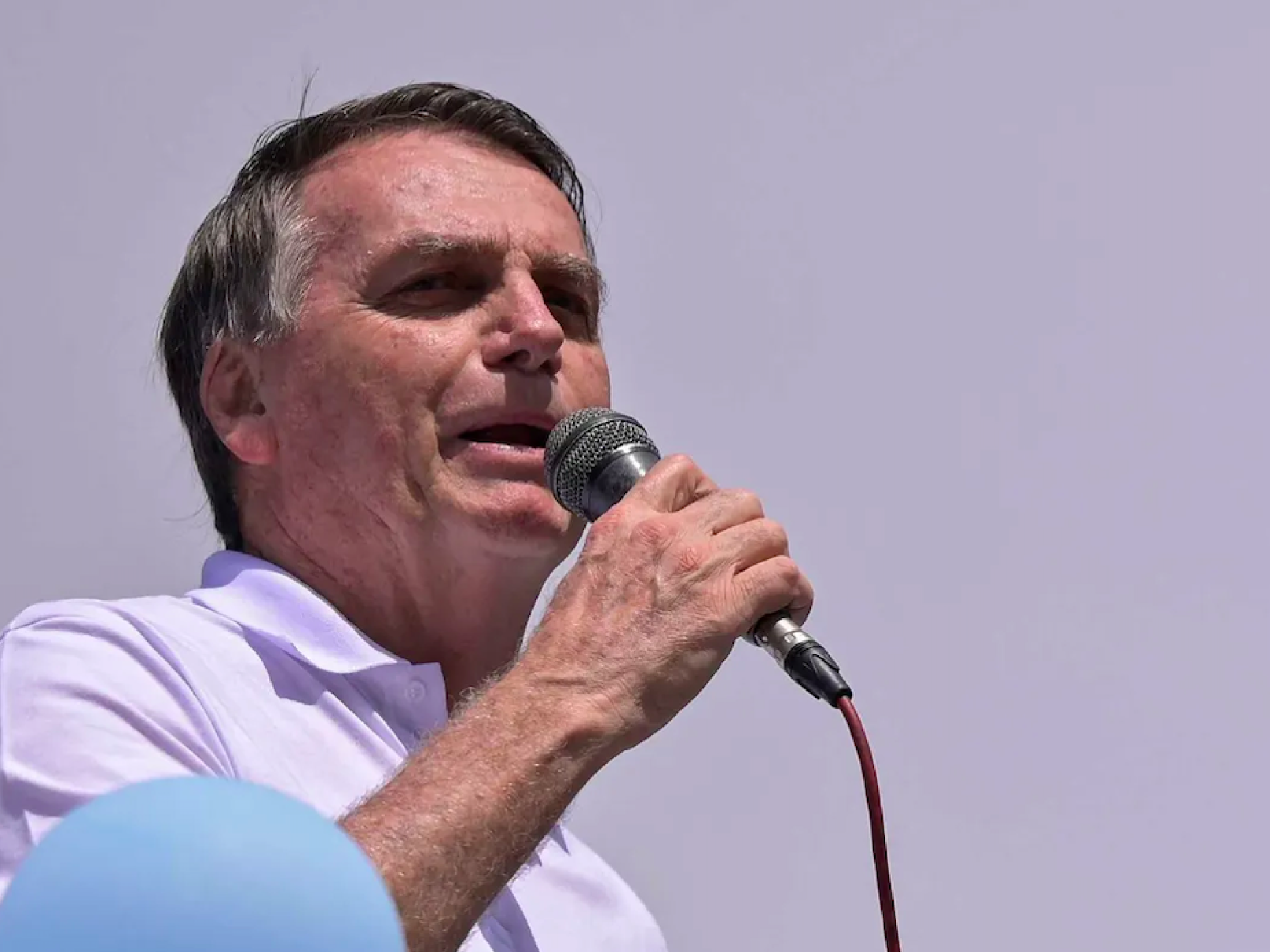 Buscas na casa do ex-presidente do Brasil. Bolsonaro obrigado a entregar o passaporte