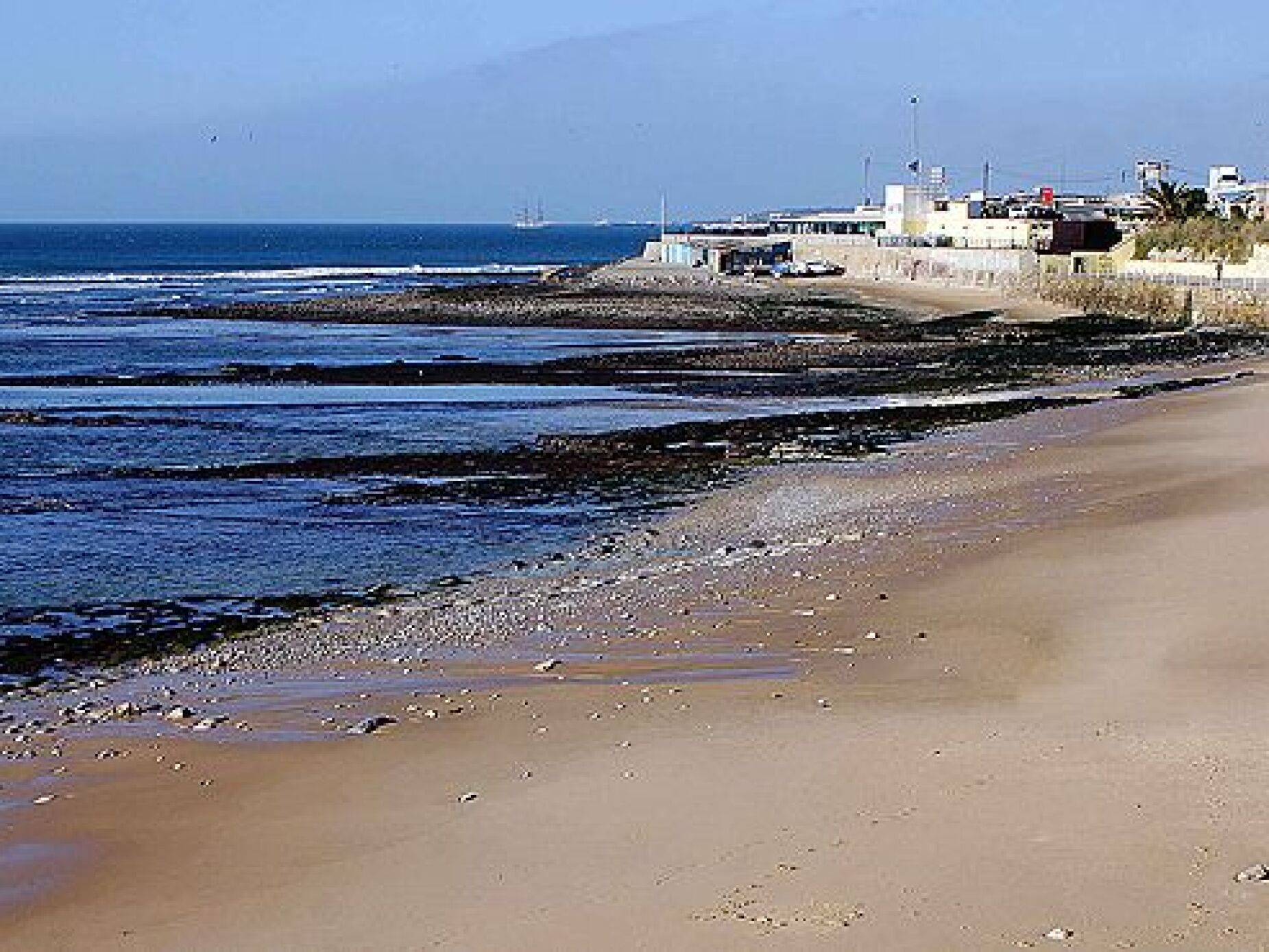 Praia da Parede interditada a banhos