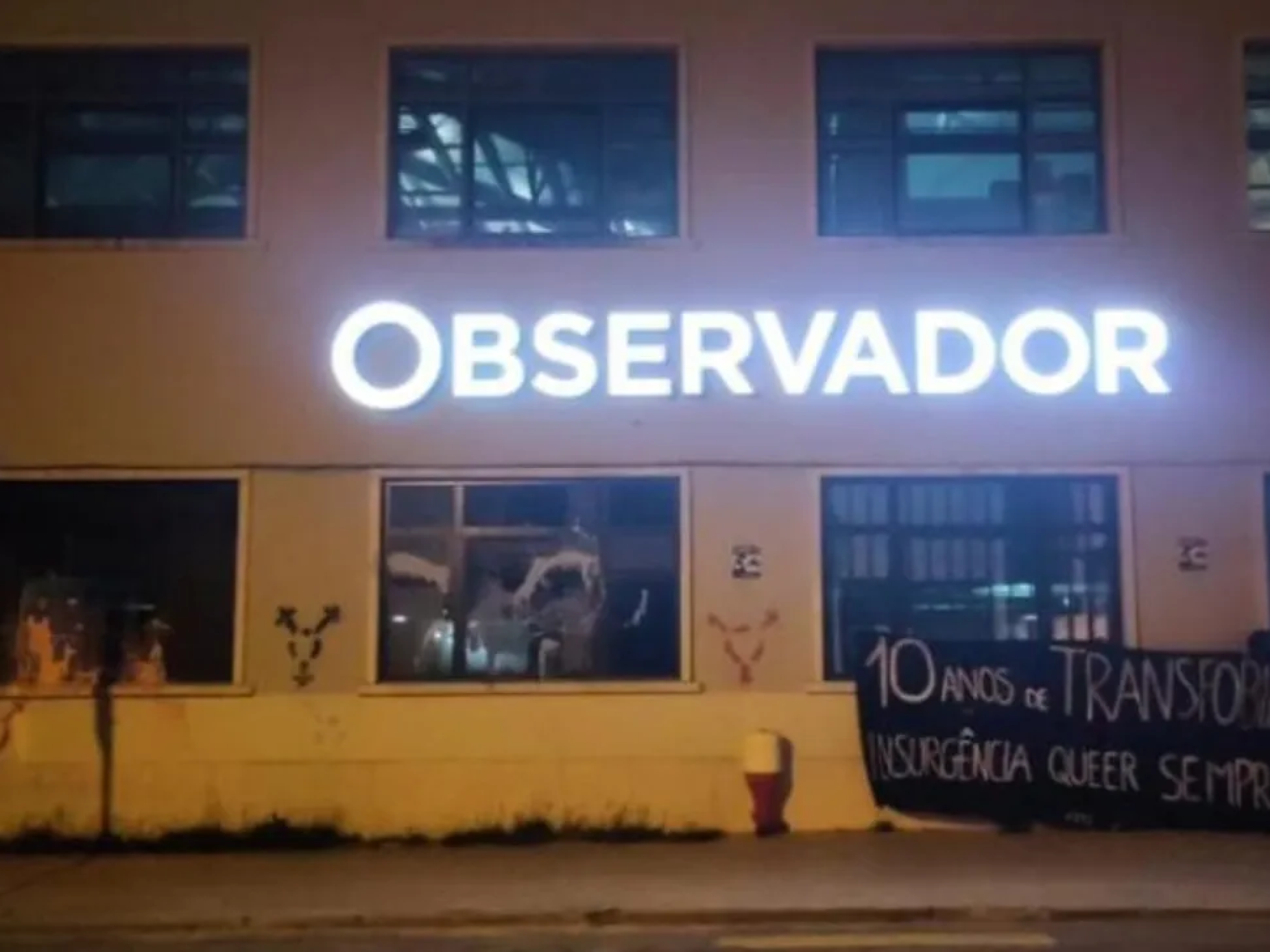 Vandalizada fachada da sede do jornal Observador